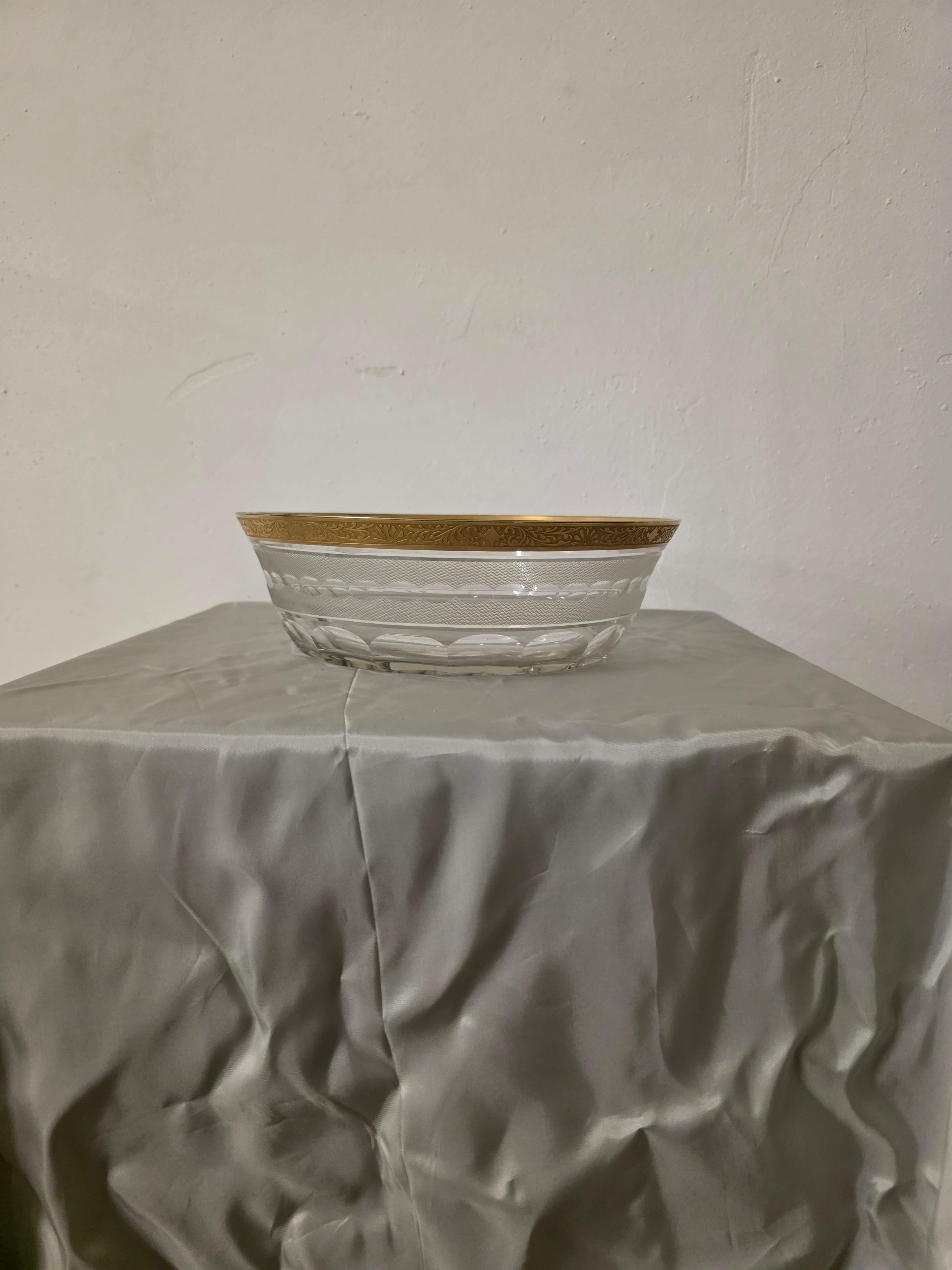 Grande ciotola in cristallo Moser con bordatura oro.

Raffinato contenitore in cristallo, la base si presenta molata con una fascia sovrastante zigrinata.

Il bordo presenta una spessa banda a rilievo con decoro della serie splendid in oro 24