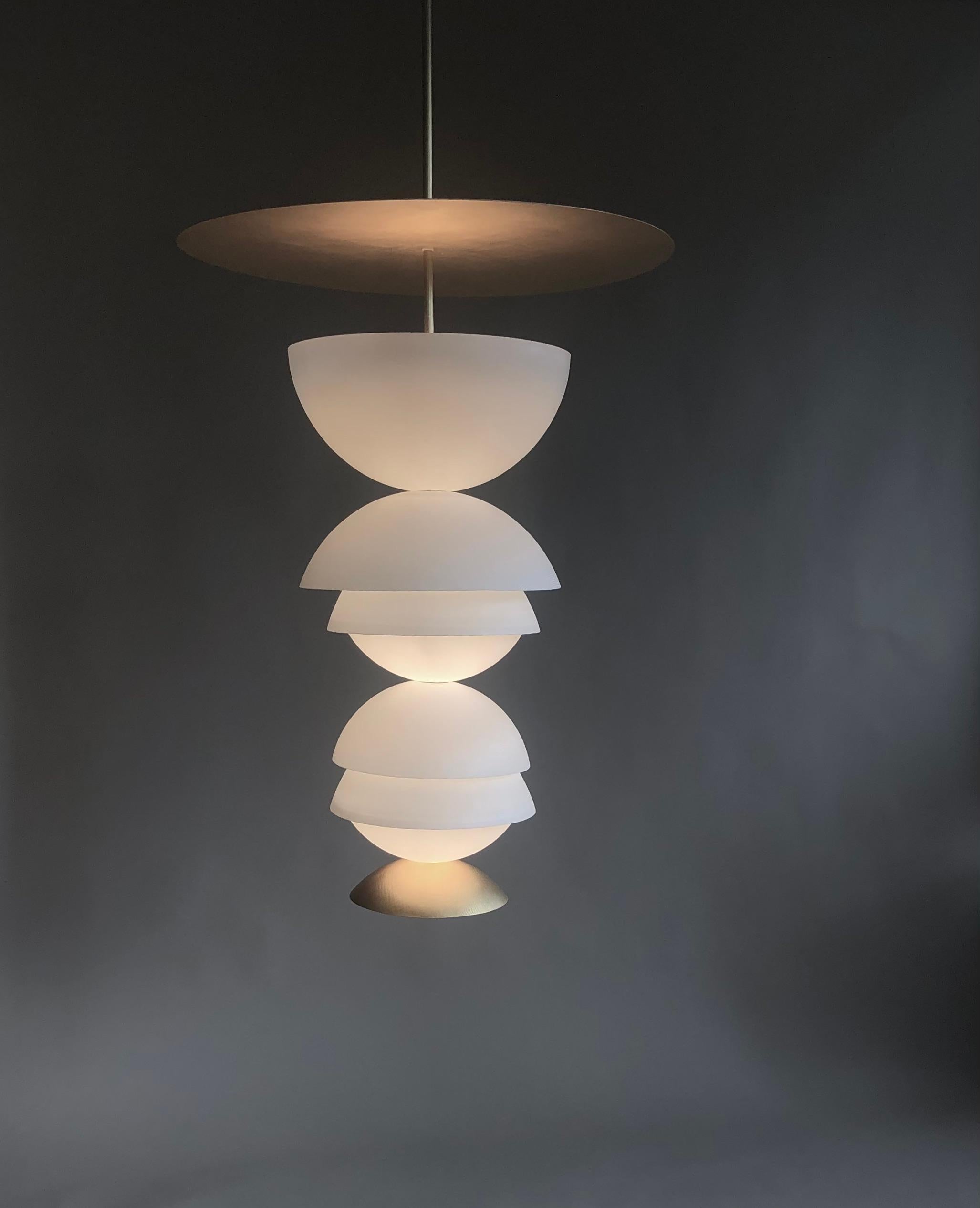 Lampada a sospensione Grande Coco OR di Coralie Beauchamp
Dimensioni: L. 70 x P. 70 x H. 120 cm
Materiali: Fibra di vetro, resina epossidica con anti-uv, finitura in foglia Moongold.

Coralie Beauchamp è nata ad Allier e si è diplomata nel 1992