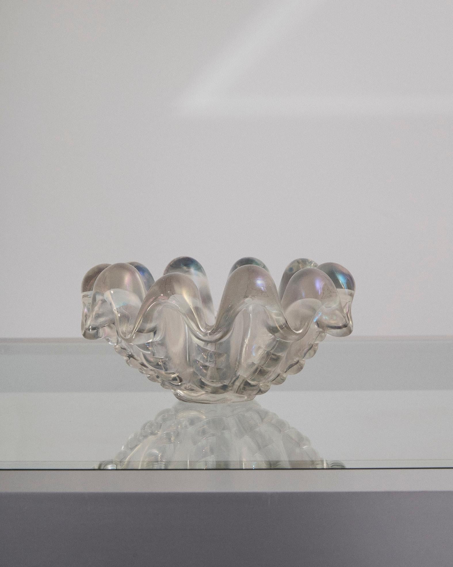 Rare sculpture en forme de coquillage, de grande taille et caractérisée par de larges nervures, réalisée en verre de Murano lourd et irisé. Le corps, en forme d'éventail avec des lobes très prononcés, est une création d'Ercole Barovier pour
