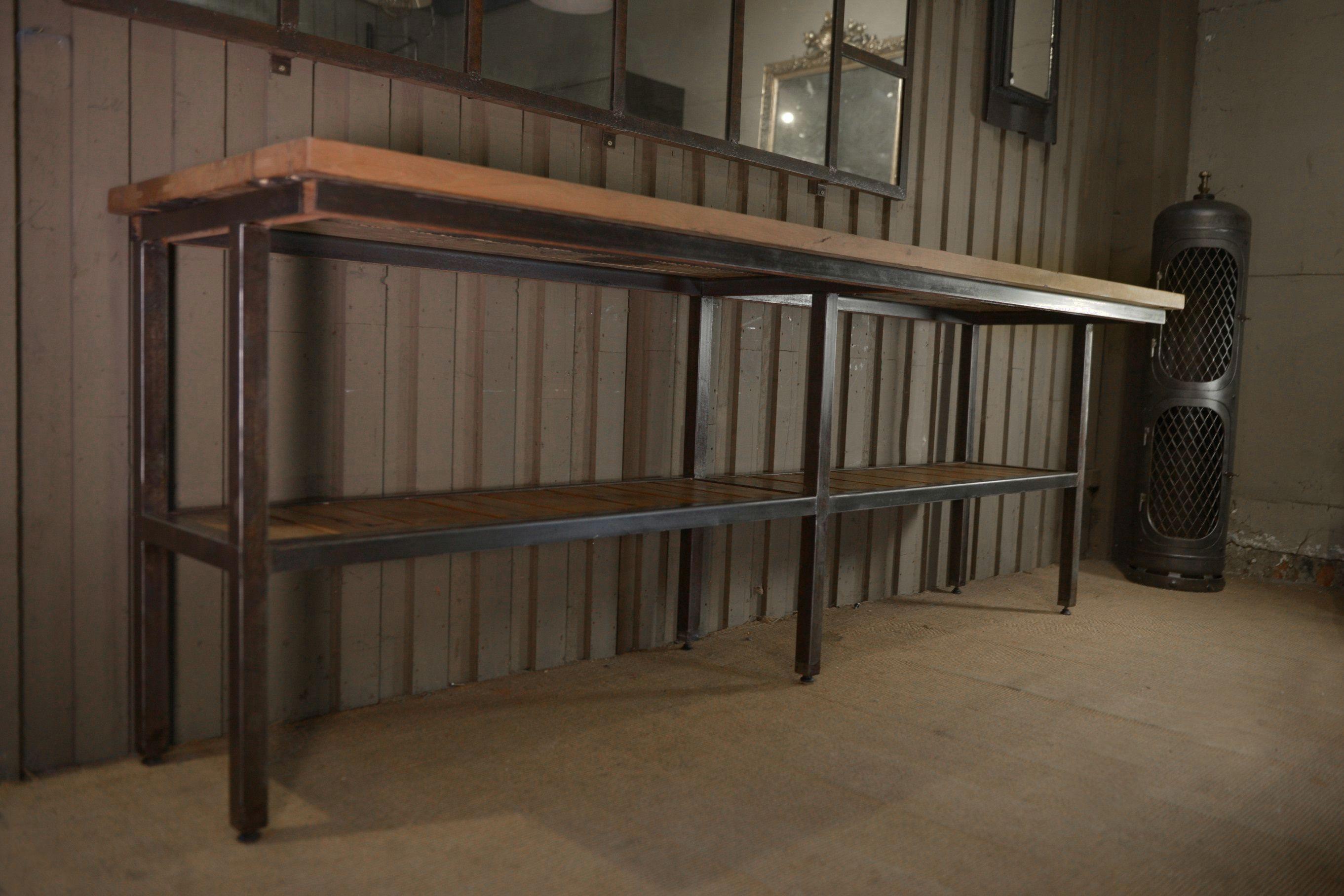 Grande Console industrielle en métal, 2 plateaux en chêne massif (Industriell) im Angebot