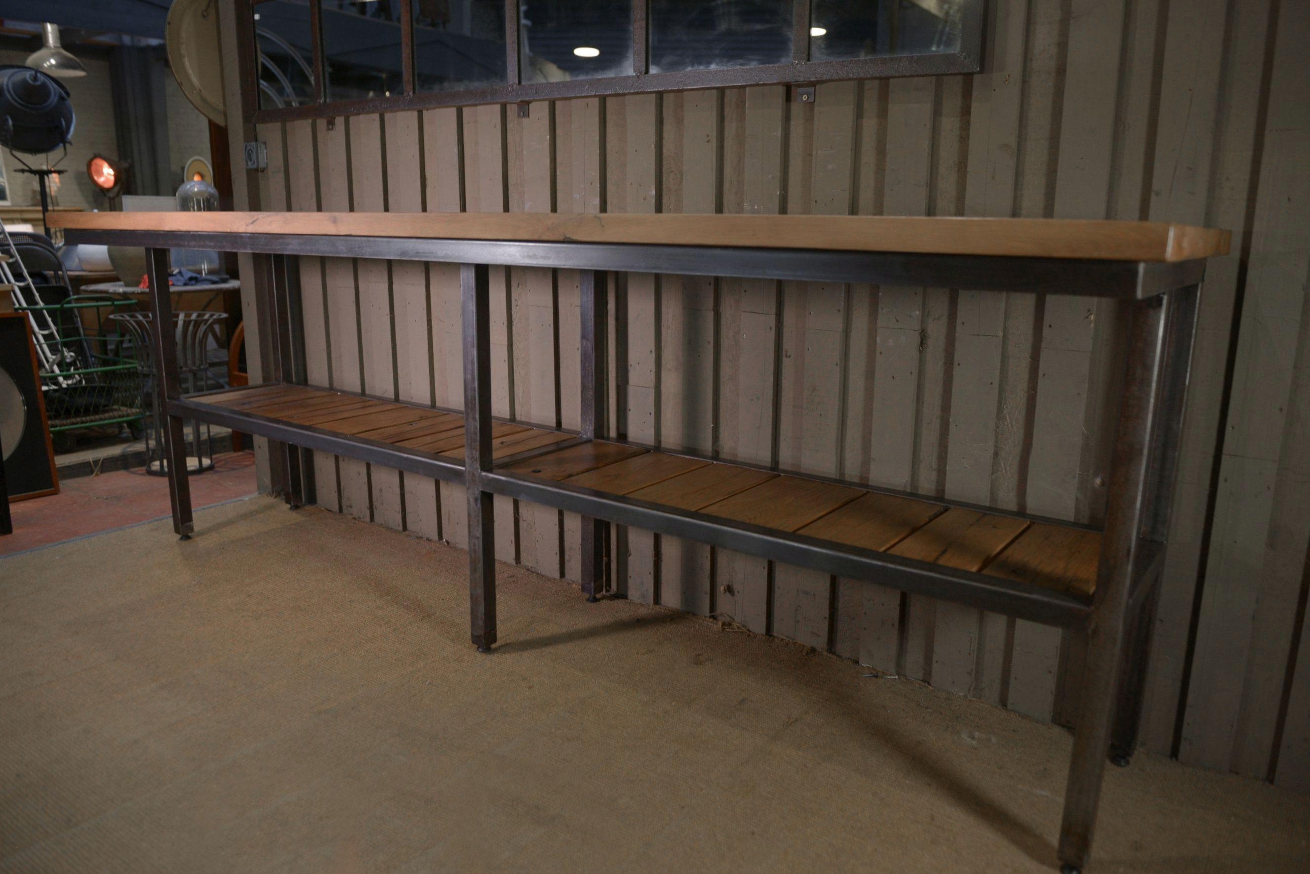 Grande Console industrielle en métal, 2 plateaux en chêne massif im Zustand „Gut“ im Angebot in TOURCOING, FR