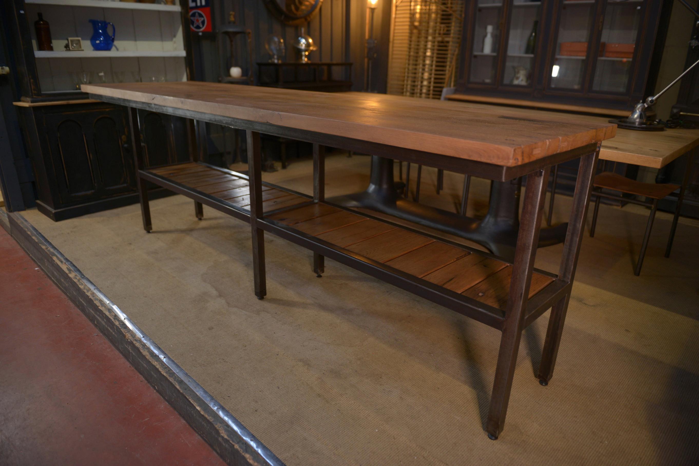 Grande Console industrielle en métal, 2 plateaux en chêne massif im Angebot 2
