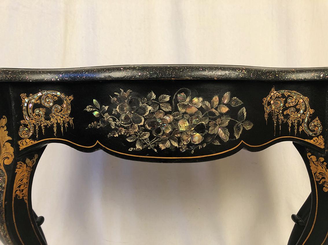 Grande console Napoléon III, bois noirci à riche décor peint et burgauté (19. Jahrhundert) im Angebot