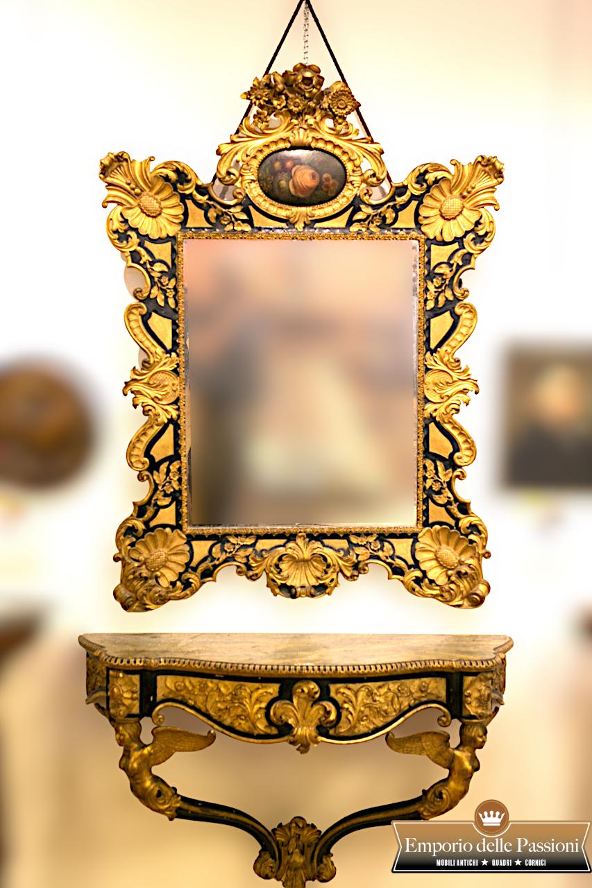 Reicher und imposanter Konsolentisch mit Spiegel von 1800.

Die Konsole ist geschnitzt, vergoldet und lackiert, mit einer starken visuellen Wirkung und ausgezeichneter Verarbeitungsqualität.
Er wurde nie restauriert und muss nur gereinigt und