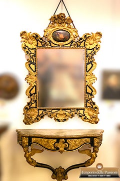 Gran mesa consola con espejo tallado dorado y lacado de 1800