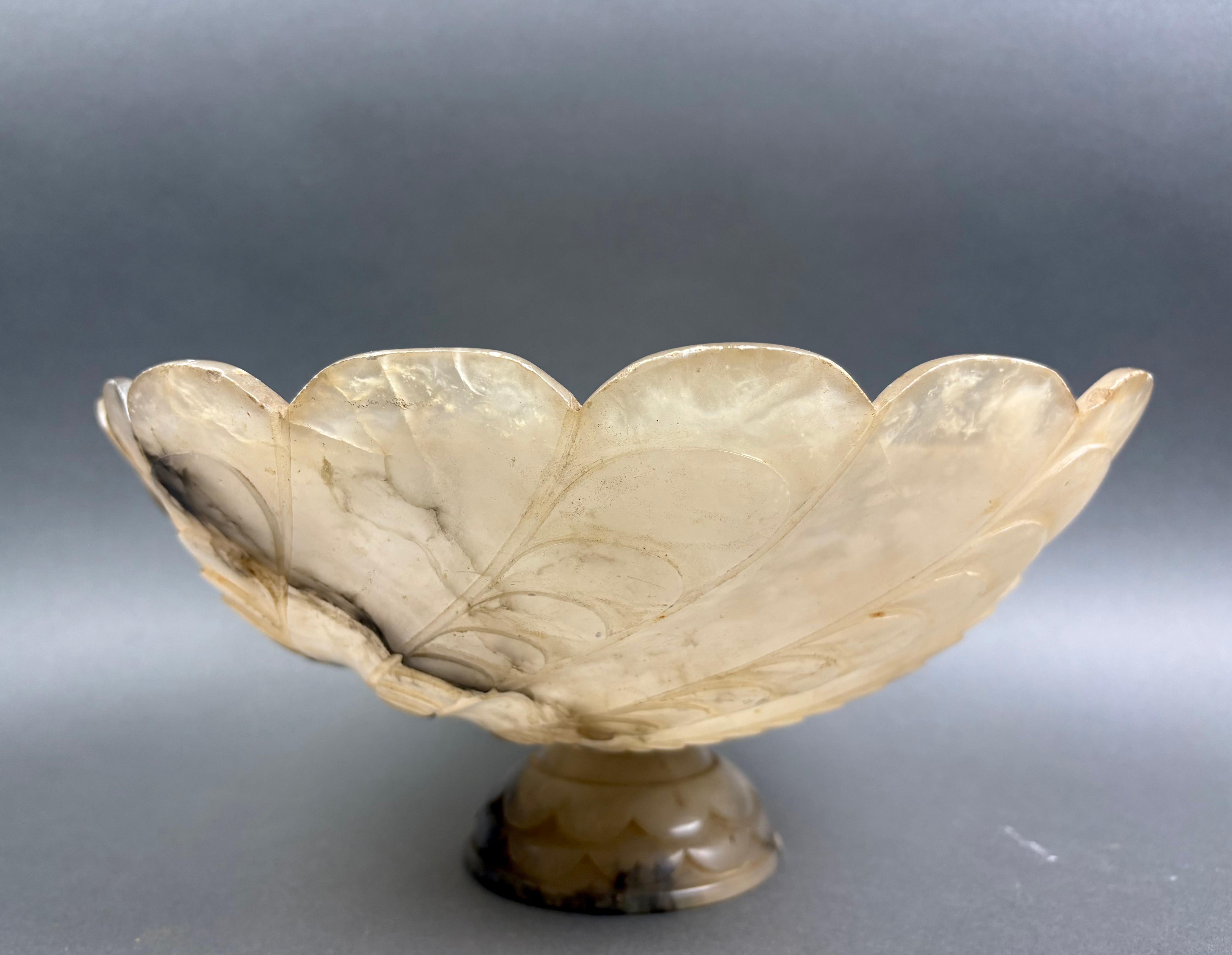 Grande coppa centrotavola in alabastro di Volterra, Italia, fine del XIX secolo. Piccoli segni del tempo, buono stato di conservazione.  

Misure D 30 cm  H 14 cm