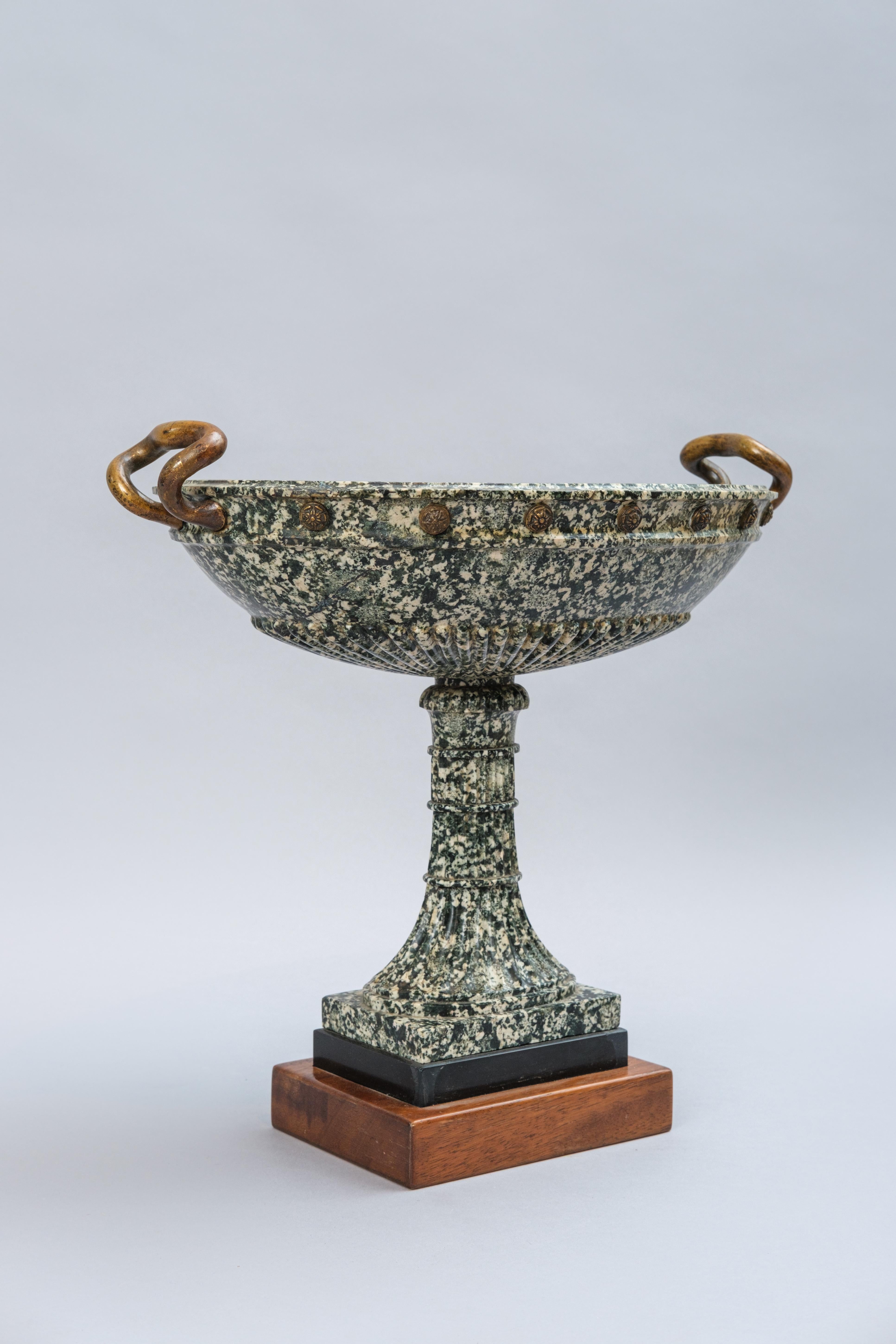 Diese elegante Tasse stammt aus dem 19. Jahrhundert und wurde in Italien hergestellt. Die Schale besteht aus Assuan-Granit, der sich durch seinen grauen Farbton mit schwarzen Untertönen auszeichnet, und aus schwarzem Porphyr, einem Stein, der wegen