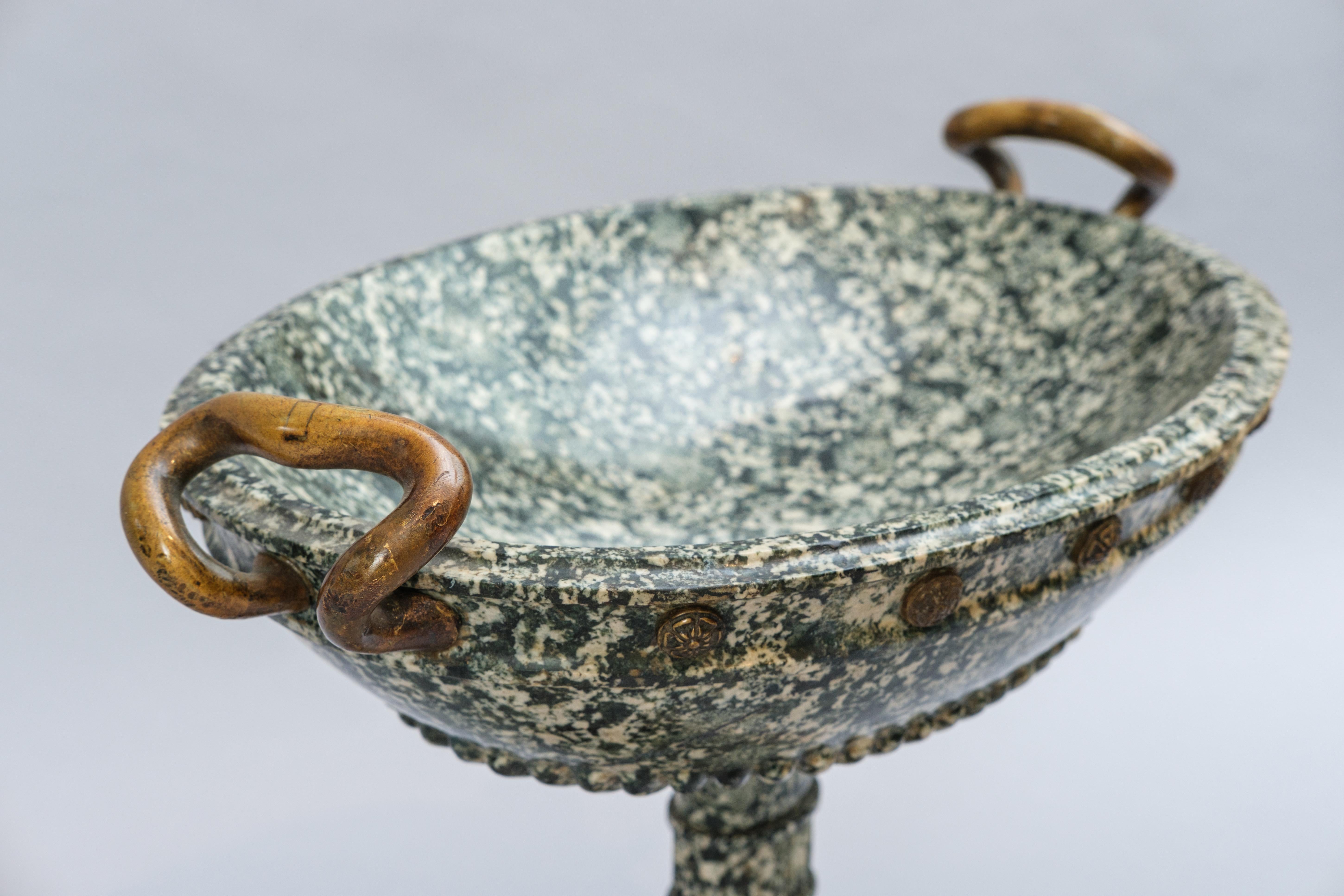 Große Schale aus Assuan-Granit, um 1810/20. (19th Century) im Angebot