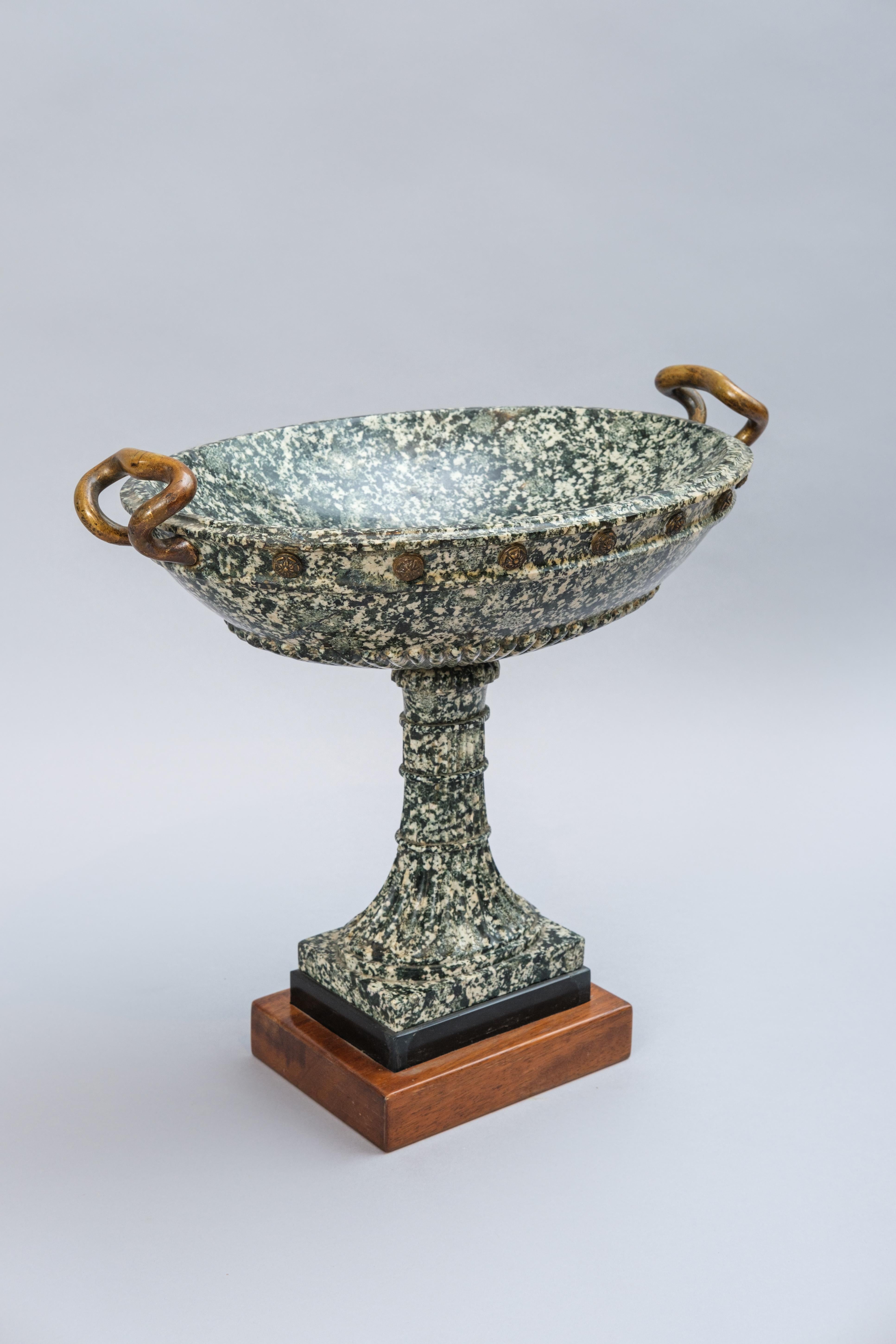 Große Schale aus Assuan-Granit, um 1810/20. (Bronze) im Angebot