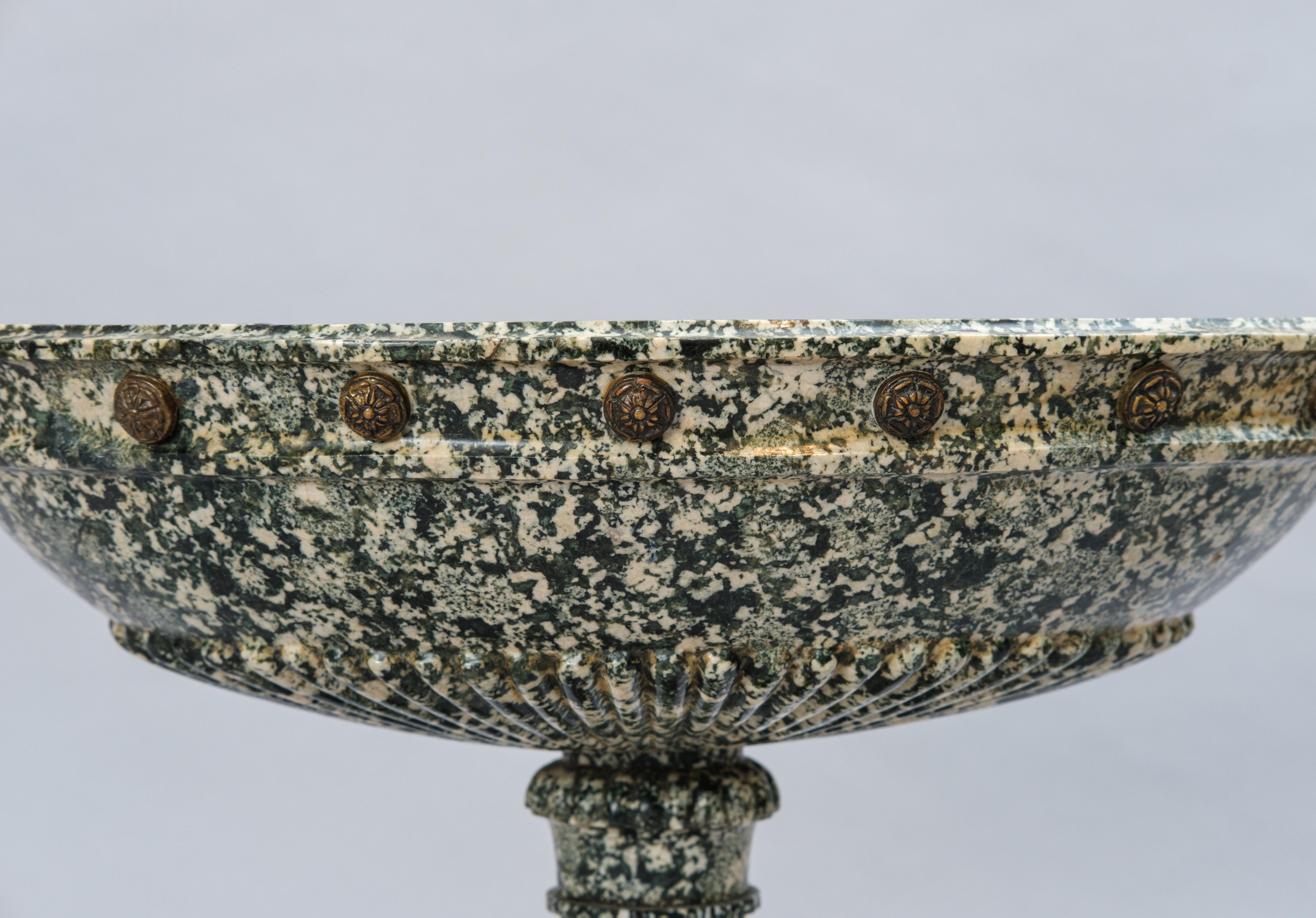 Große Schale aus Assuan-Granit, um 1810/20. im Angebot 1
