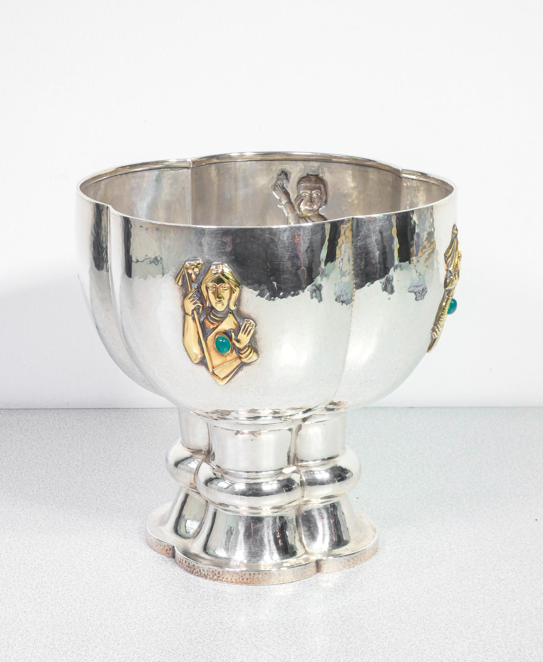Grande coppa,
vaso centrotavola
in argento 925
con quattro figure
in bassorilievo dorato.
Francia, Novecento

ORIGINE
Francia

PERIODO
Novecento

MATERIALI
Argento 925

DIMENSIONI
Altezza: 21.5 cm
Larghezza: 22.5 cm

PESO
1.2 Kg

CONDIZIONI
Il pezzo