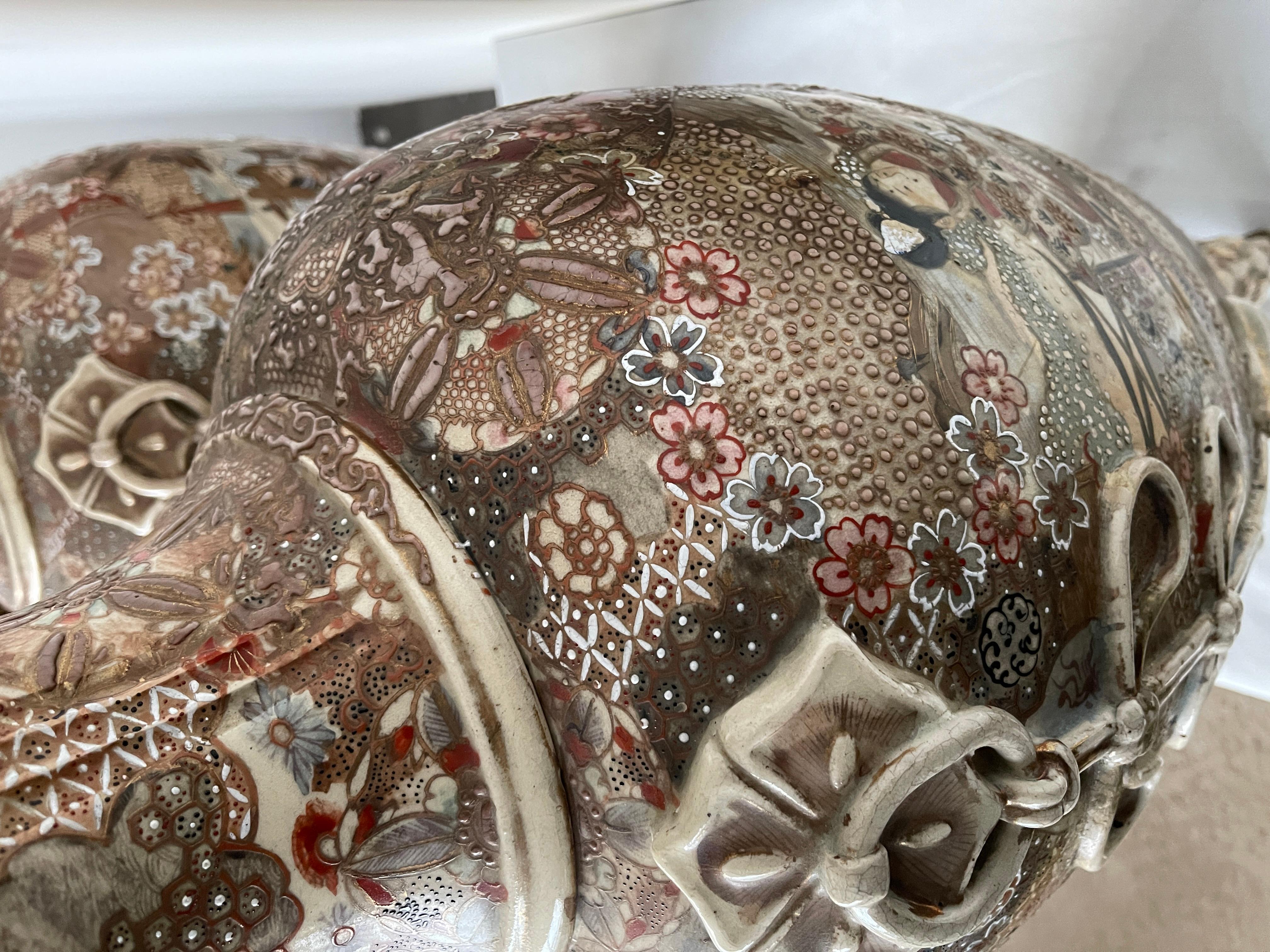 Grande coppia di antichi vasi imperiali giapponesi satsuma del XIX secolo in vendita 2