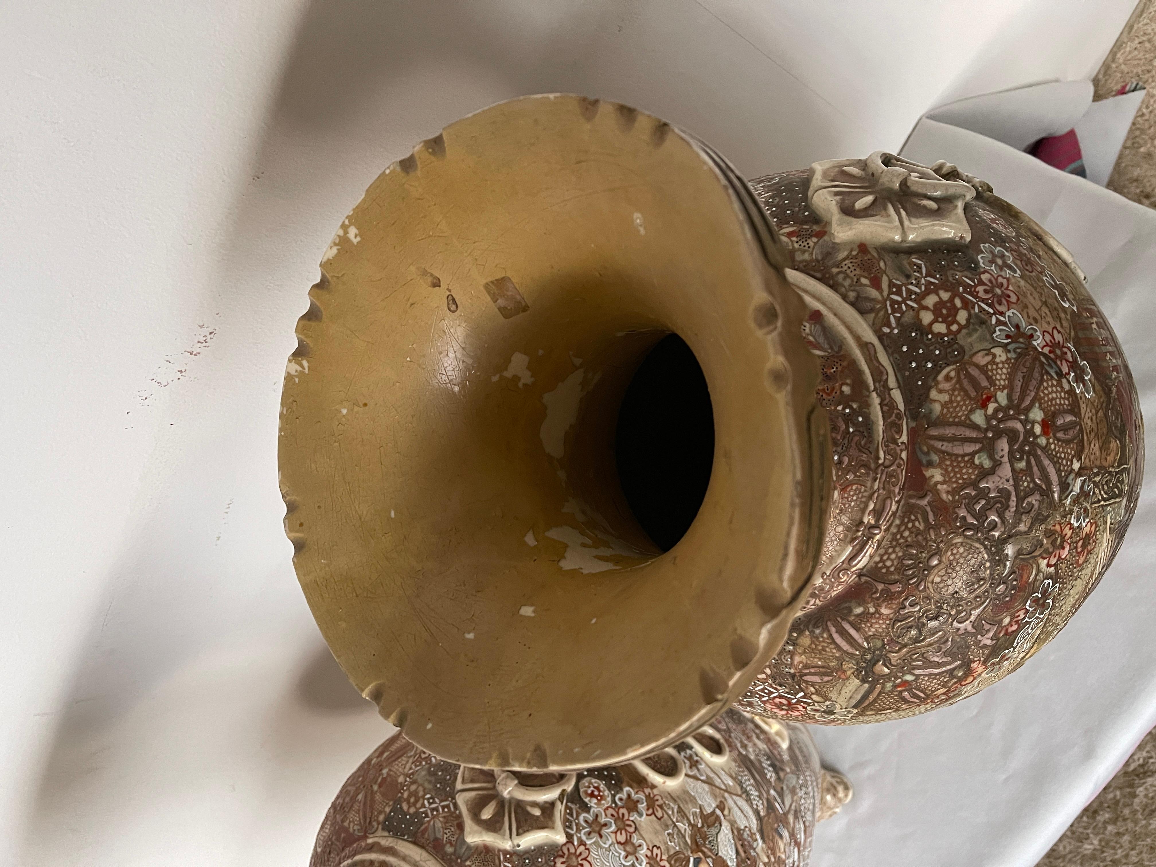 Grande coppia di antichi vasi imperiali giapponesi satsuma del XIX secolo in vendita 4