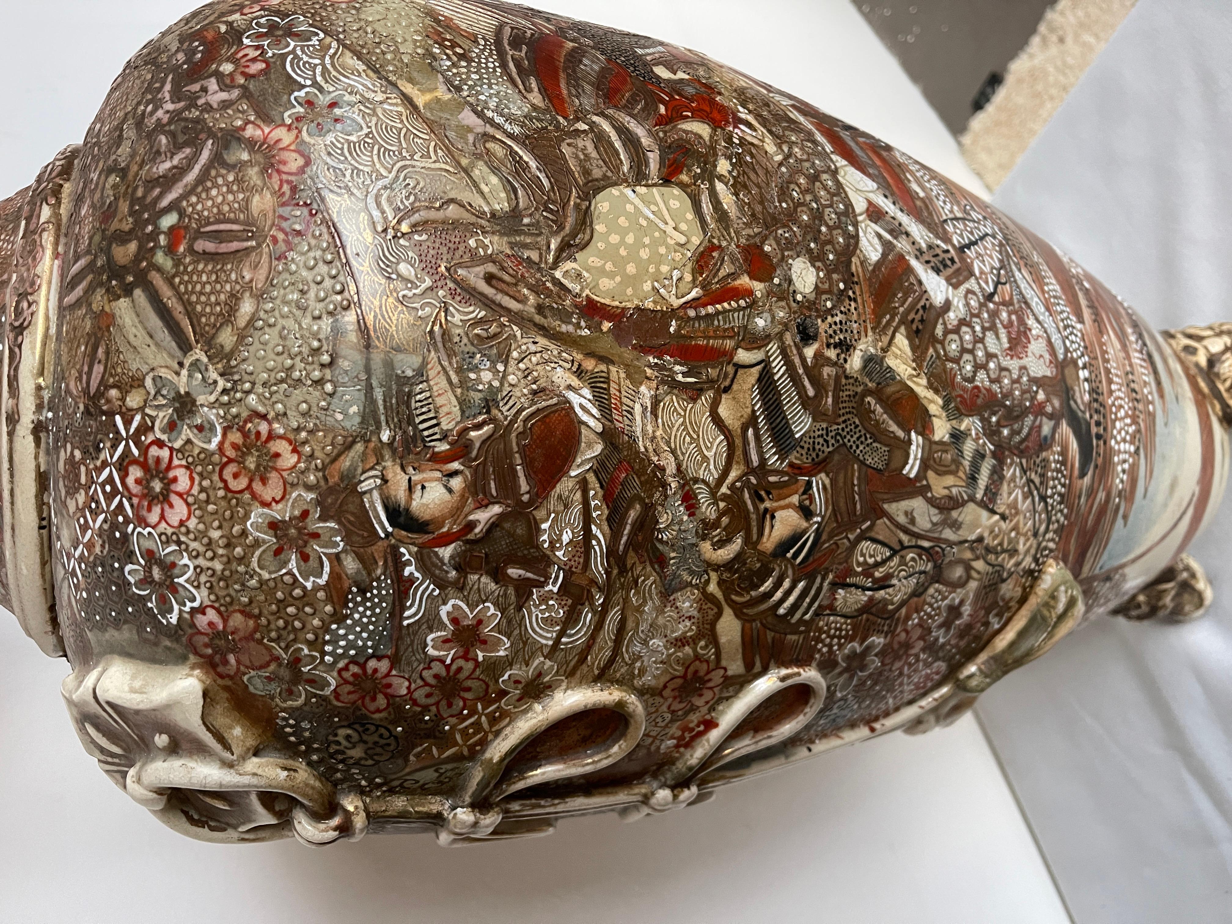 Meiji Grande coppia di antichi vasi imperiali giapponesi satsuma del XIX secolo in vendita