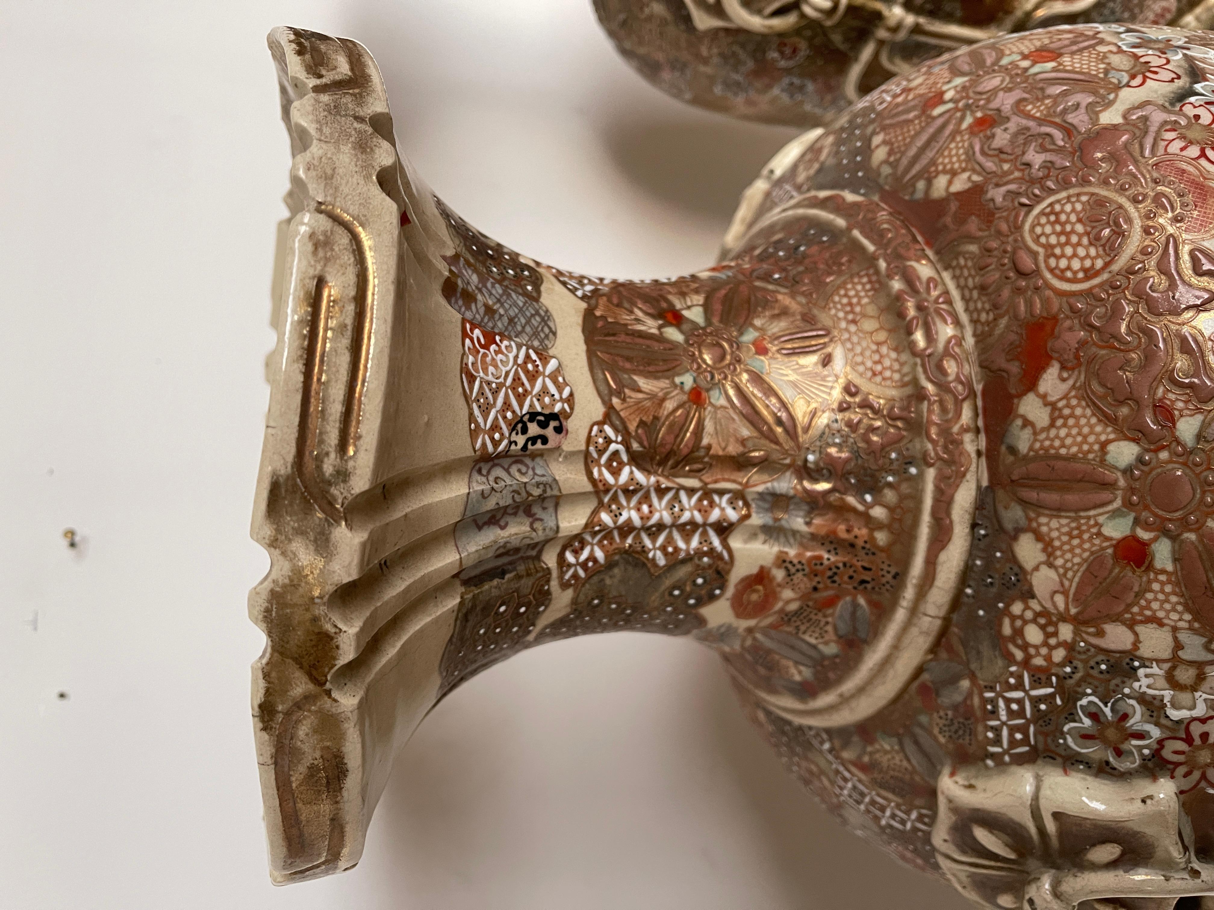Japanese Grande coppia di antichi vasi imperiali giapponesi satsuma del XIX secolo in vendita