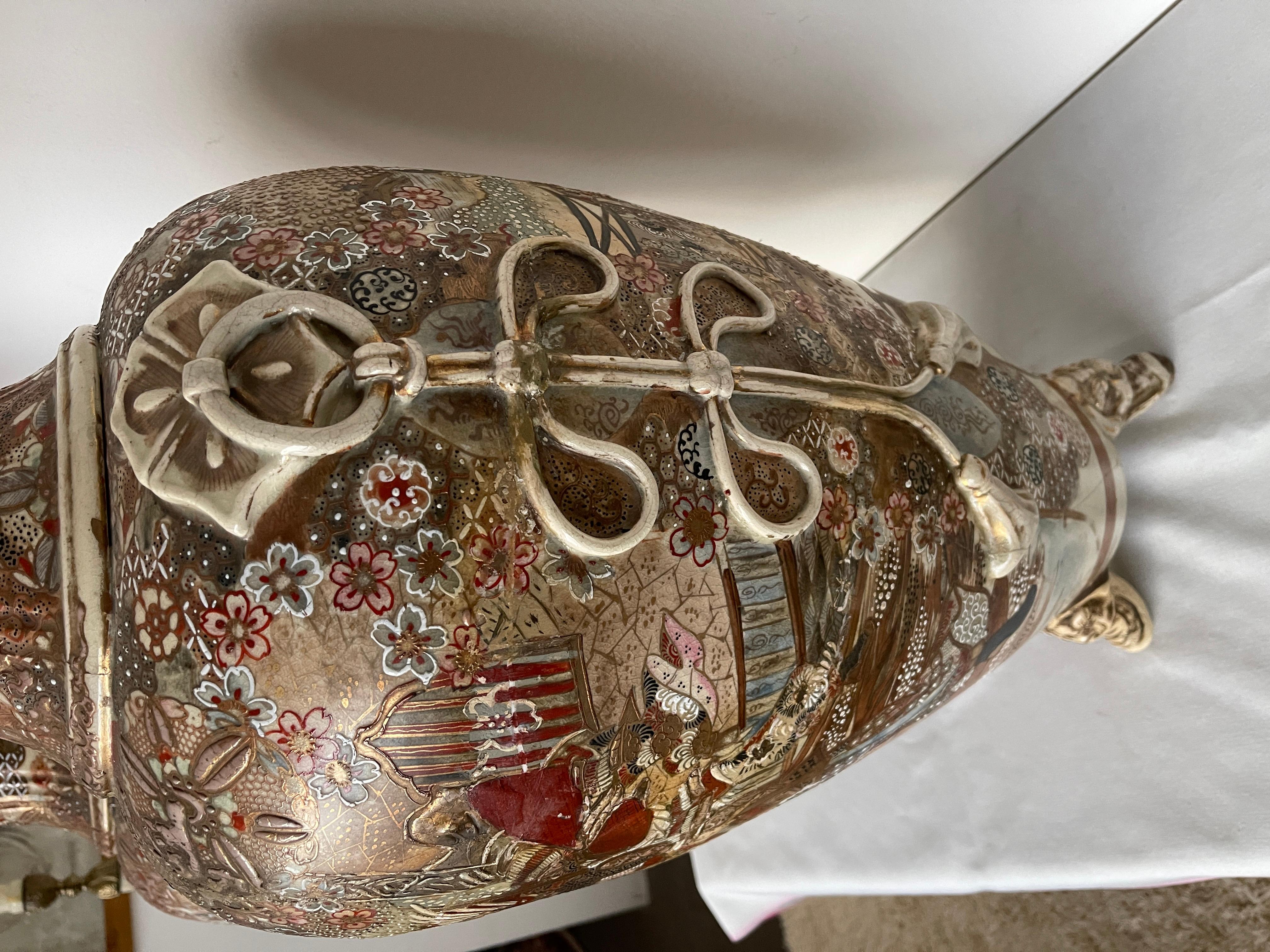 Grande coppia di antichi vasi imperiali giapponesi satsuma del XIX secolo In condizioni buone in vendita a Cantù, IT