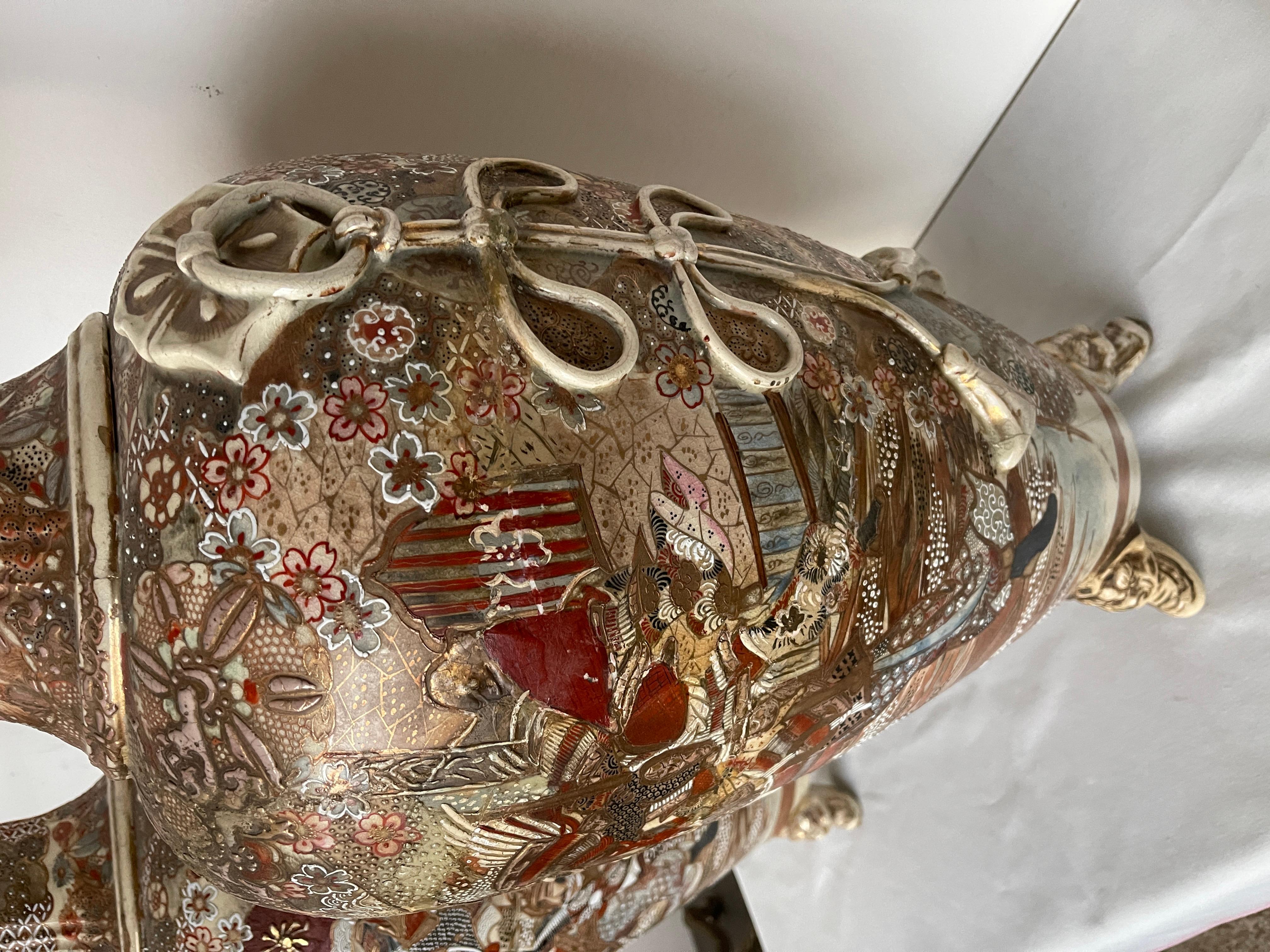 19th Century Grande coppia di antichi vasi imperiali giapponesi satsuma del XIX secolo in vendita