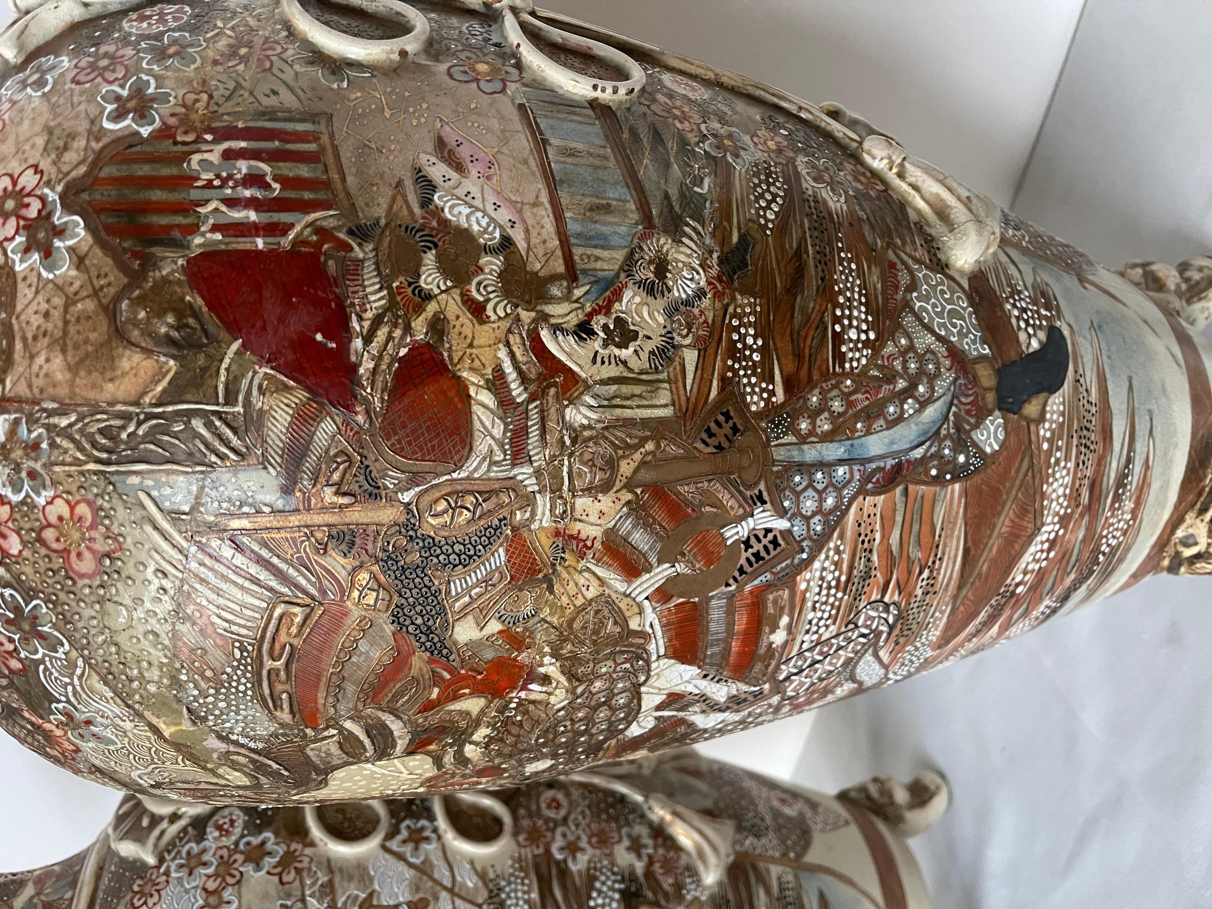 Ceramica Grande coppia di antichi vasi imperiali giapponesi satsuma del XIX secolo in vendita