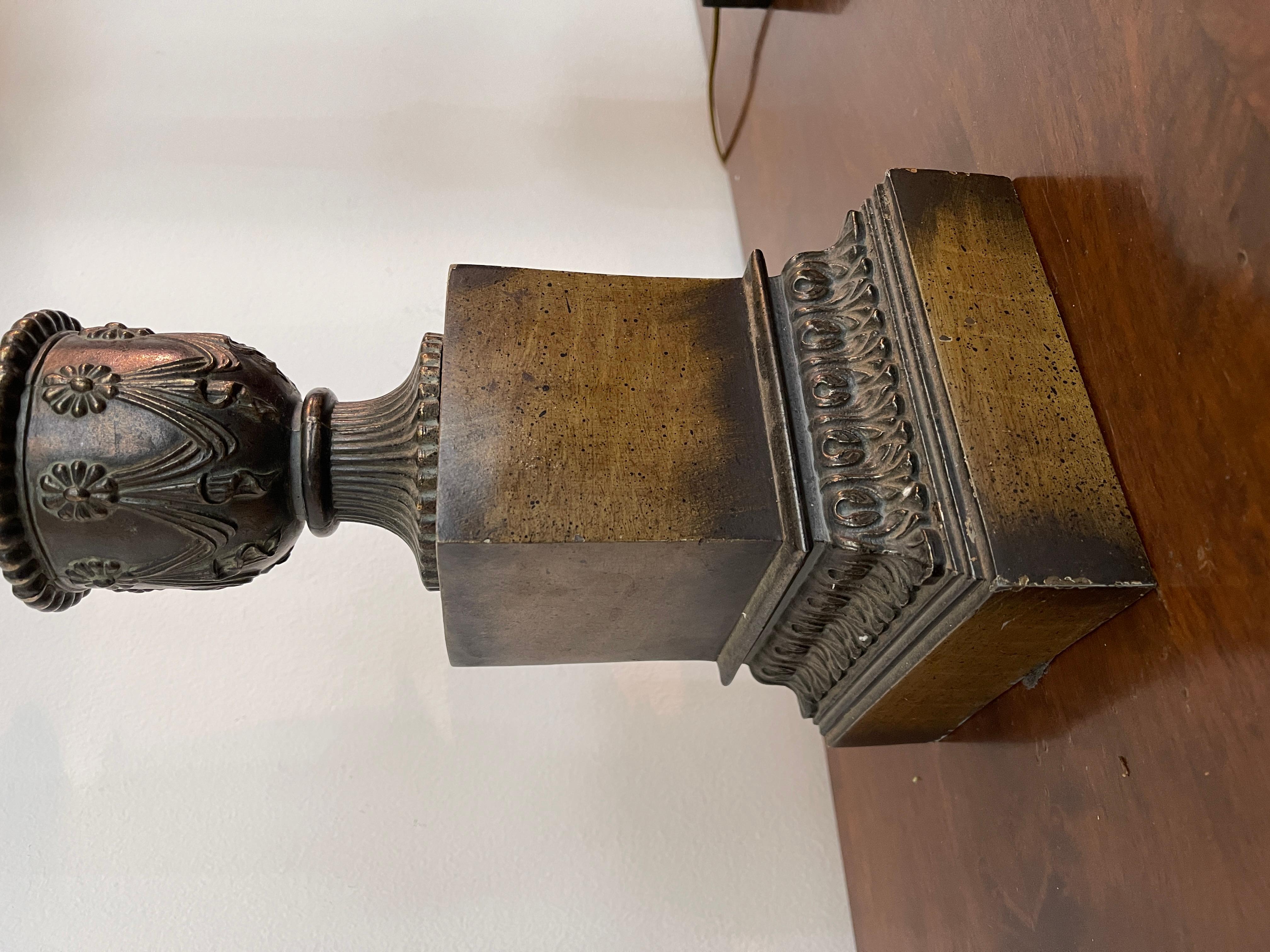 Neoclassico Grande coppia di lampade antiche con paralume Versailles, XIX secolo in vendita