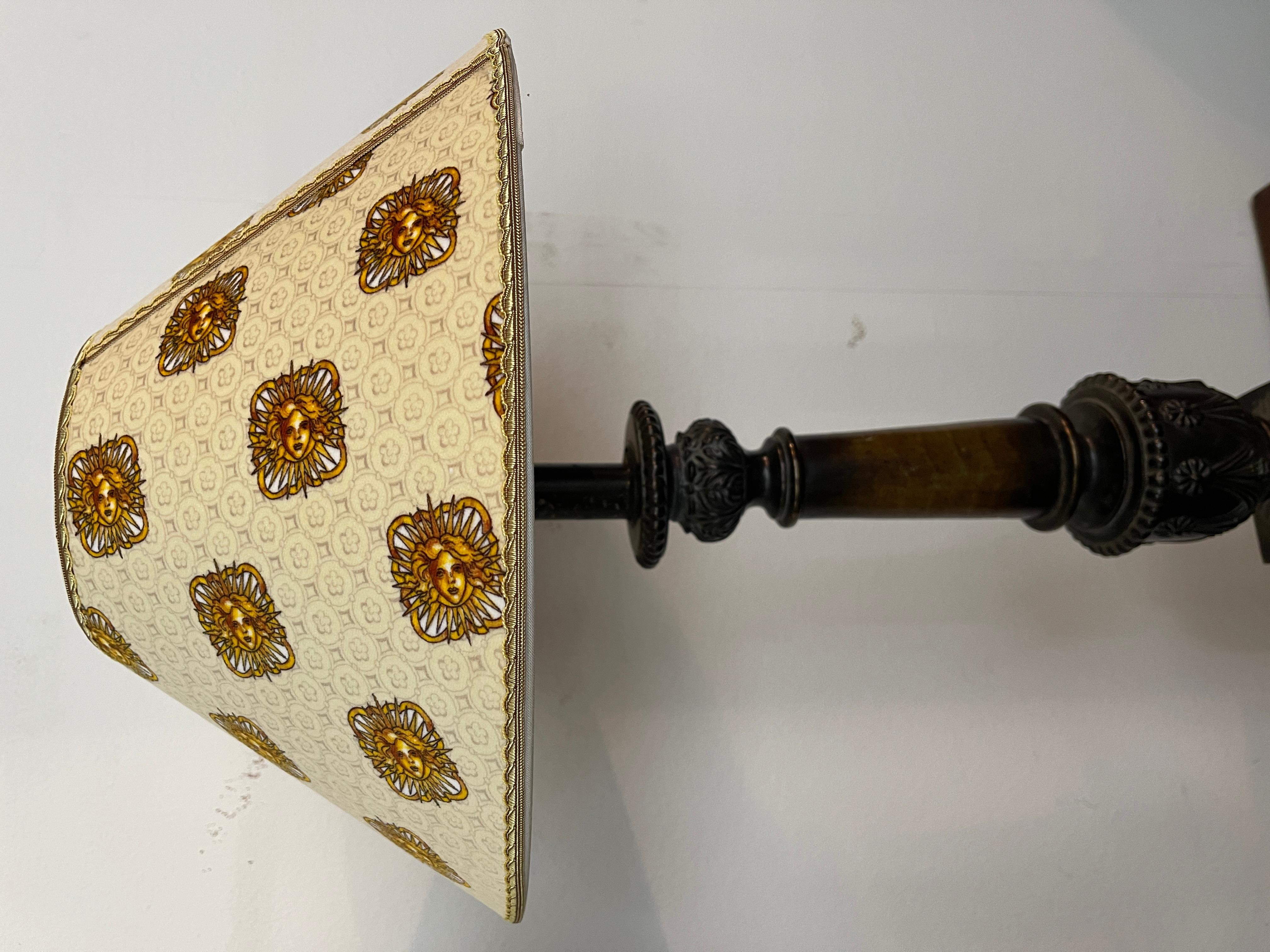 Fatto a mano Grande coppia di lampade antiche con paralume Versailles, XIX secolo in vendita