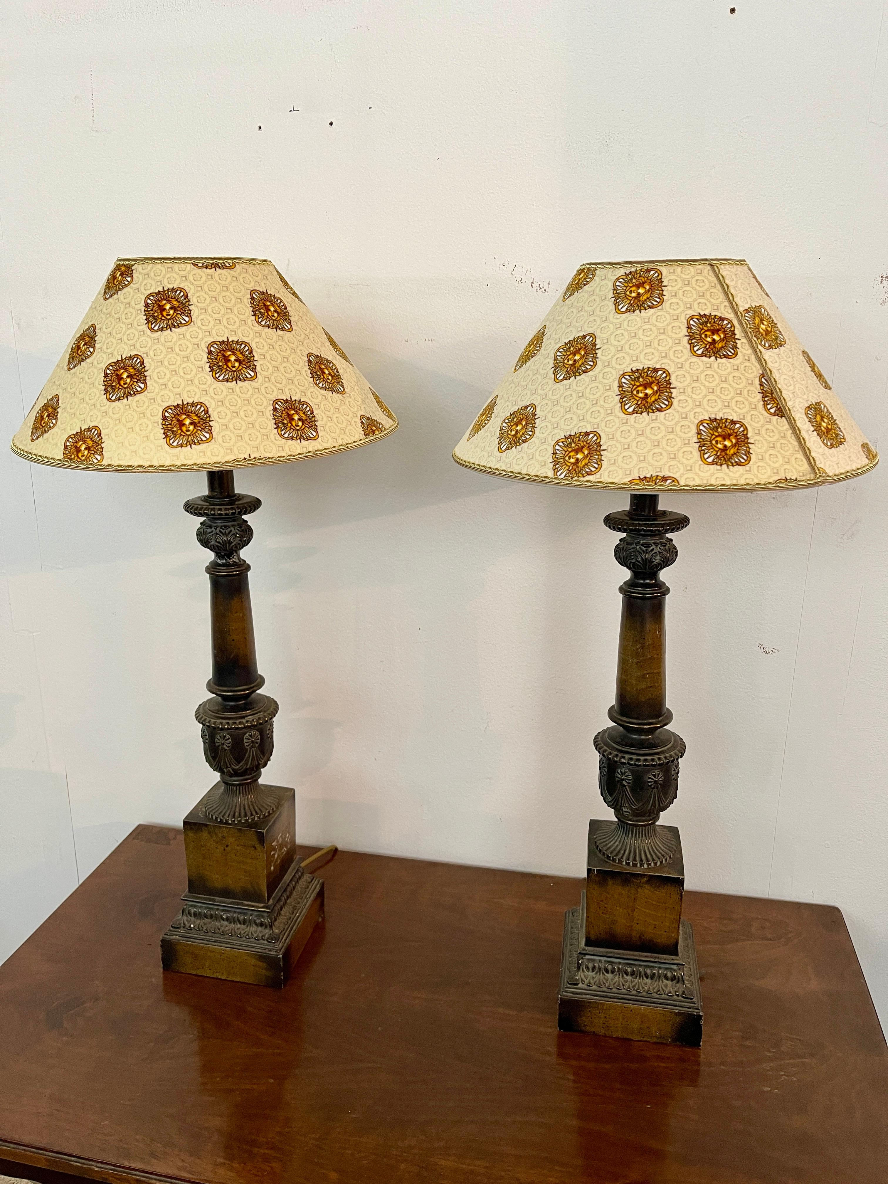 Grande coppia di lampade antiche con paralume Versailles, XIX secolo In condizioni ottime in vendita a Cantù, IT