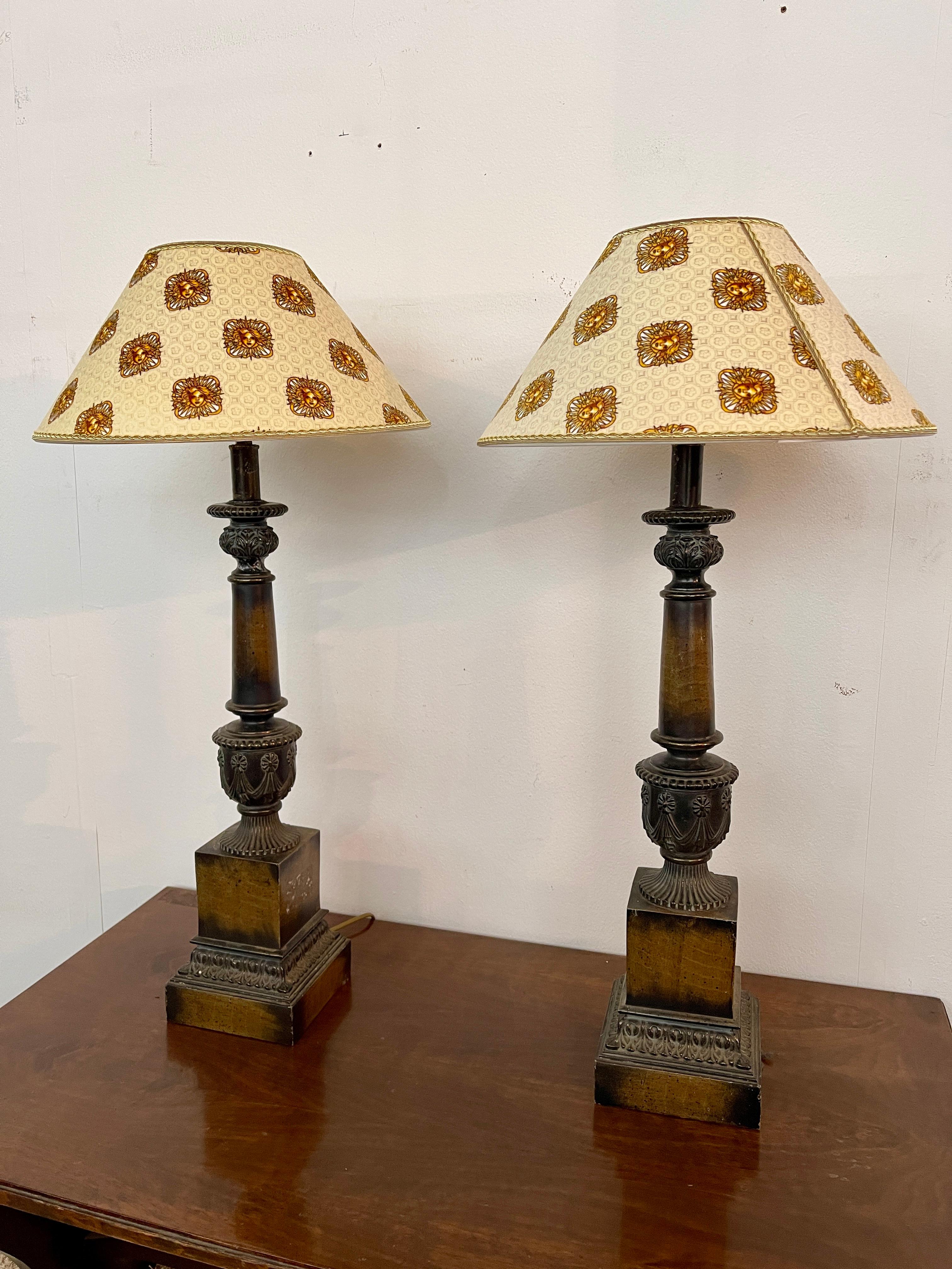 19th Century Grande coppia di lampade antiche con paralume Versailles, XIX secolo in vendita