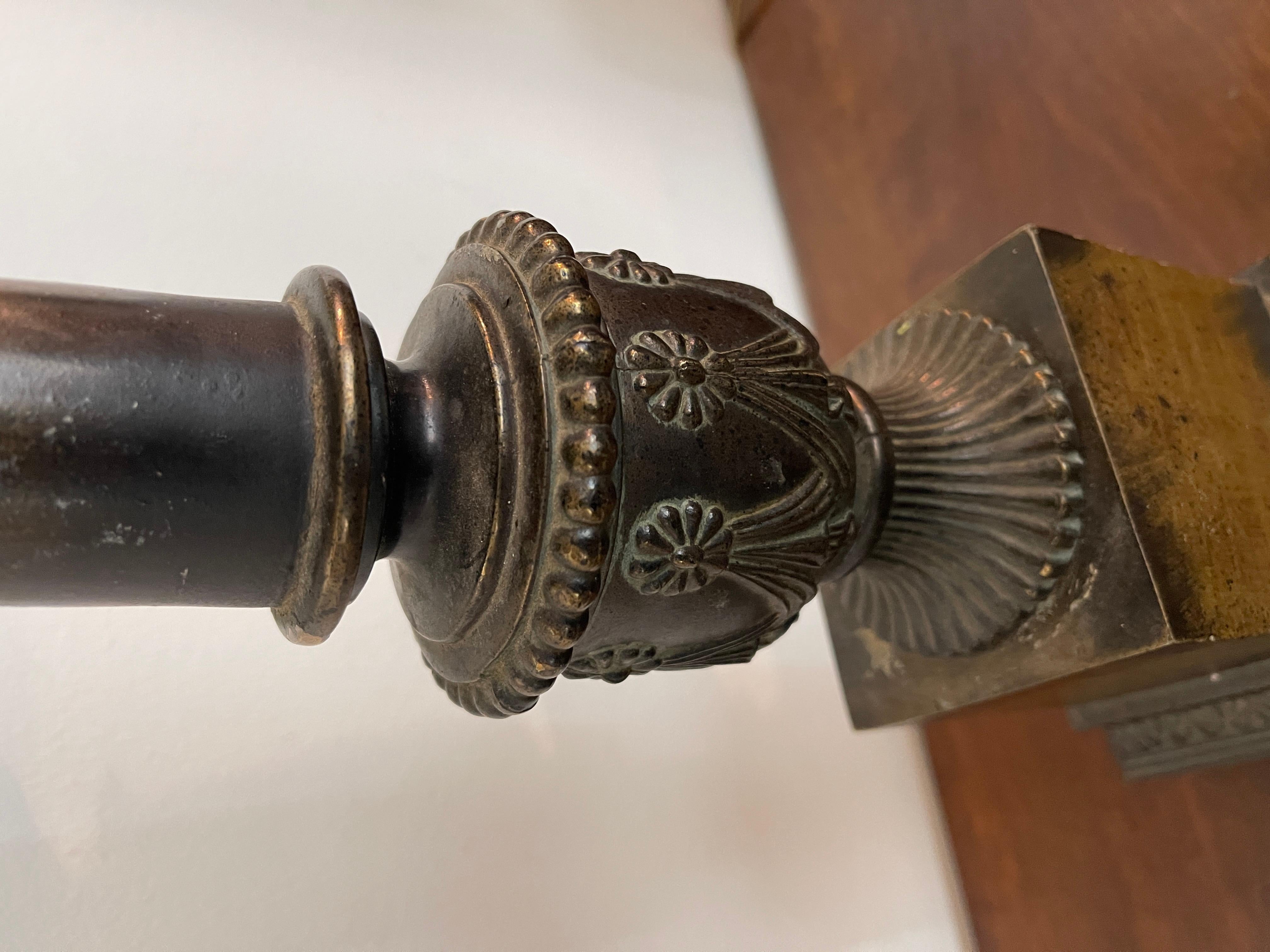 Ottone Grande coppia di lampade antiche con paralume Versailles, XIX secolo in vendita