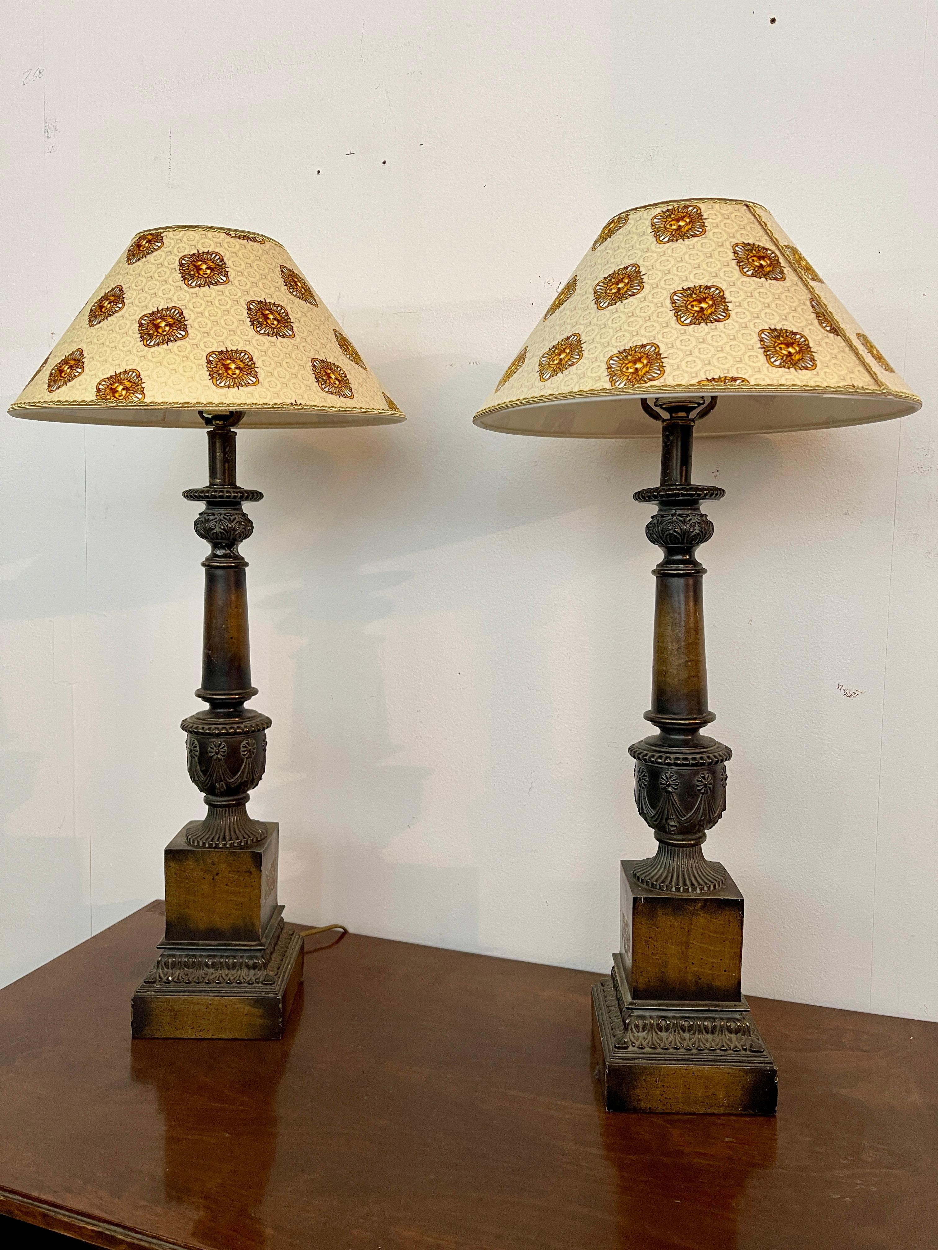 Grande coppia di lampade antiche con paralume Versailles, XIX secolo in vendita 1