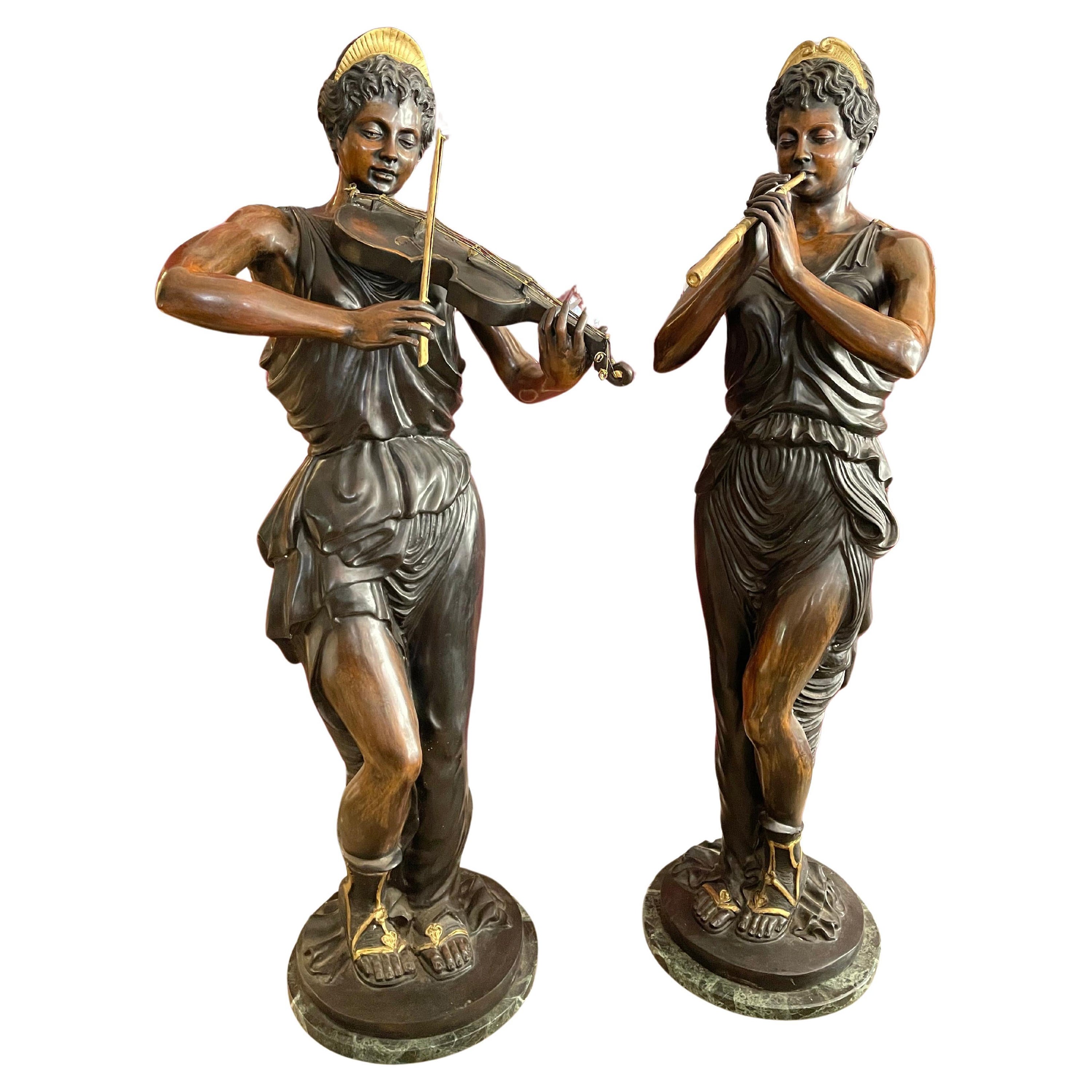 Großes Paar Flötenspieler- und Geigerstatuen aus Bronze aus den 1960er Jahren