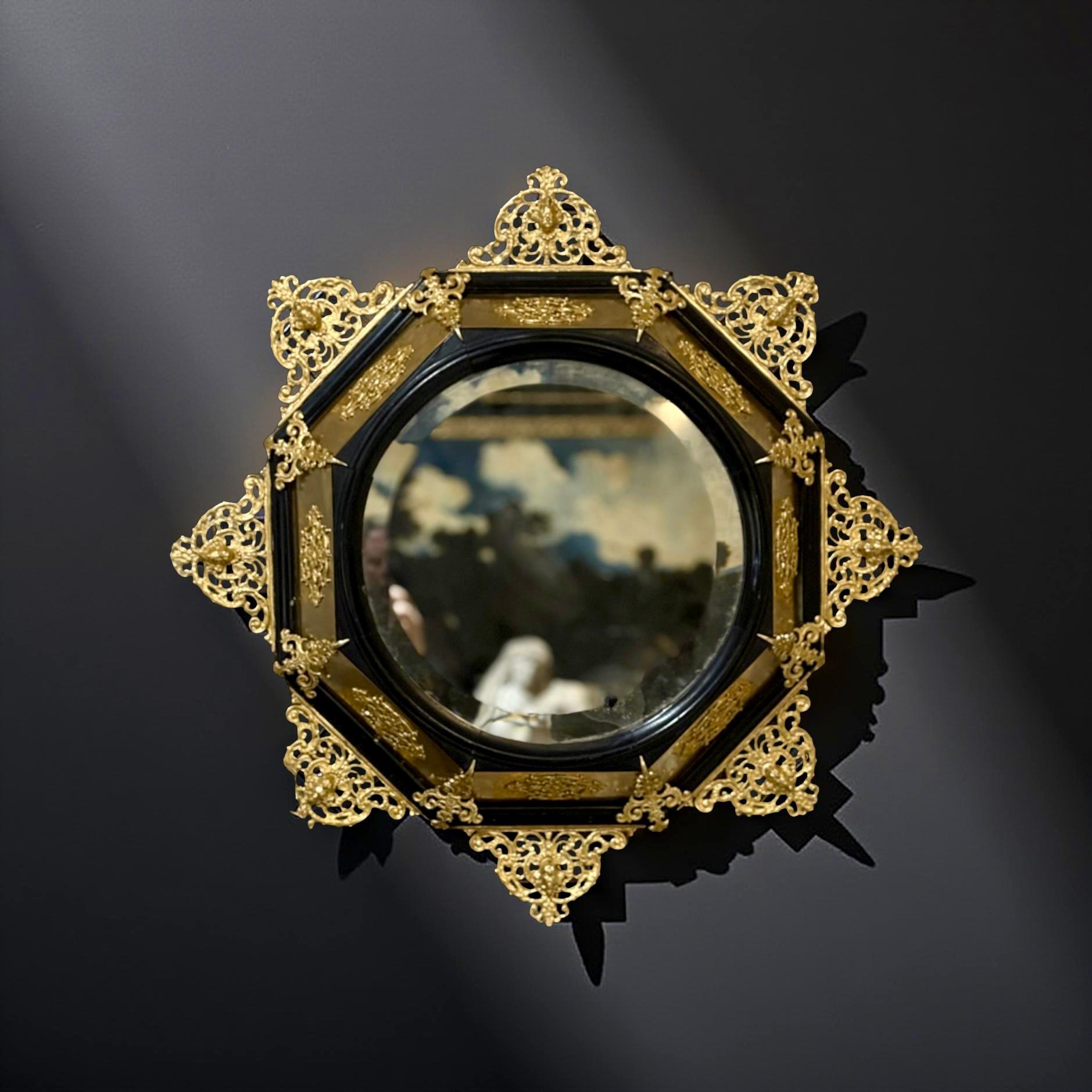 Grande cornice con specchio in stile Rinascimento Fiorentino, bottega fiorentina, metà del XIX secolo.  Questi cornici erano opere d'arte a sé stanti, realizzate con tecniche raffinate che combinavano l'abilità del falegname con la maestria di