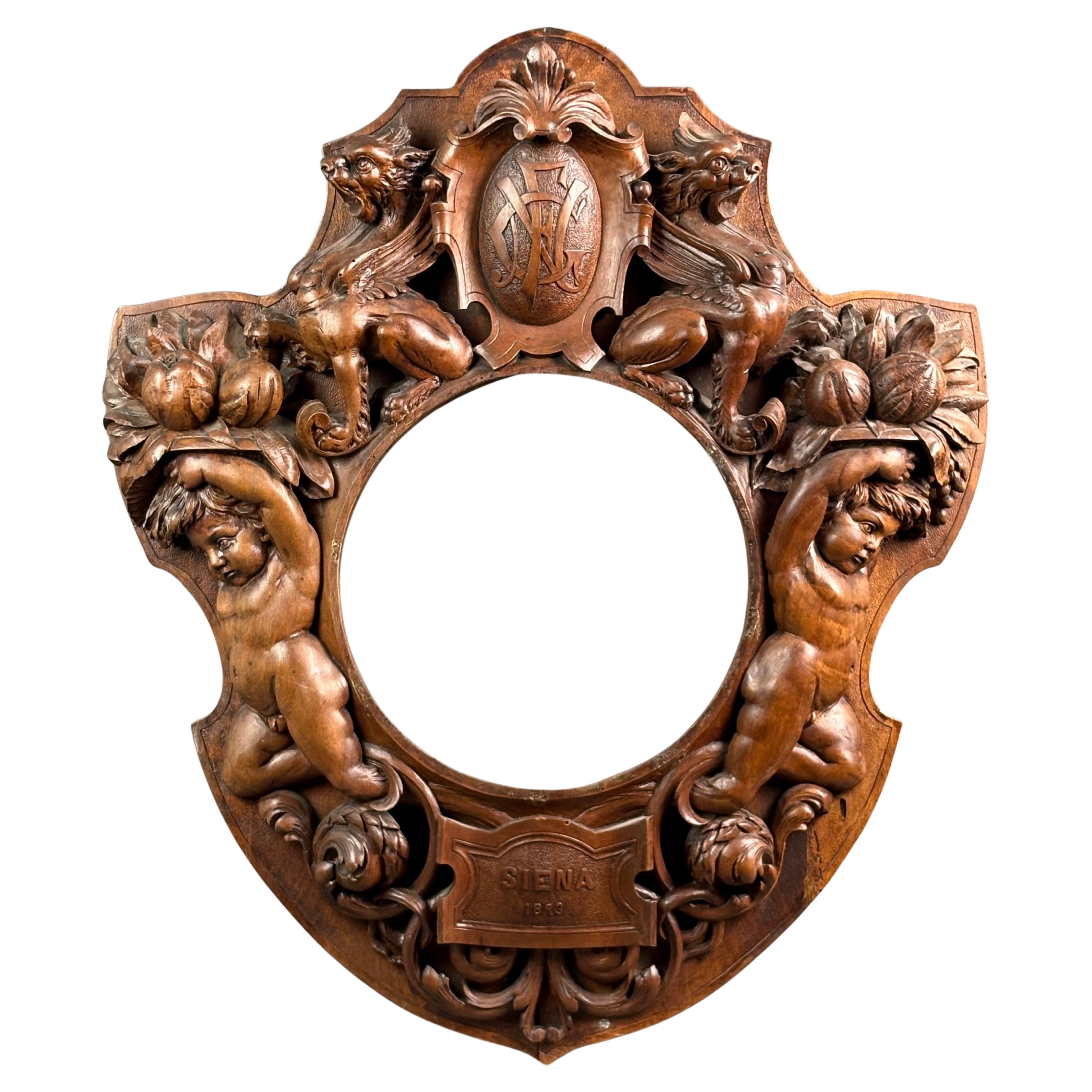 Gran marco neorrenacentista de nogal tallado con el escudo "Siena 1893 en venta