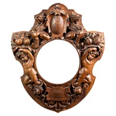 Grande Cornice Neorinascimentale in Noce Intagliato con Stemma "Siena 1893" Grande Cornice Neorinascimentale in Noce Intagliato con Stemma "Siena 1893"