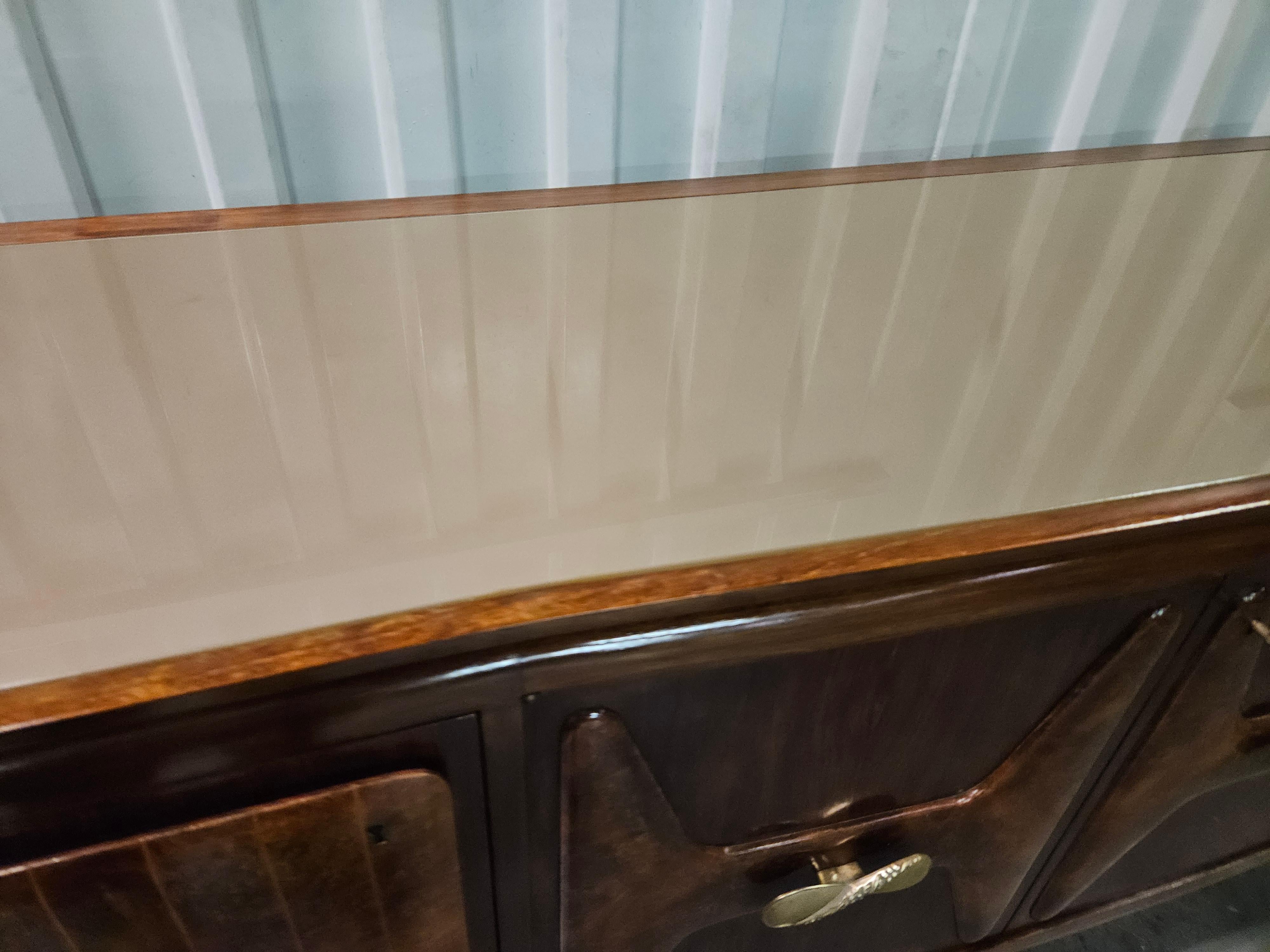 Large 1940s walnut sideboard with maple inlays and glass top In Good Condition For Sale In Premariacco, IT