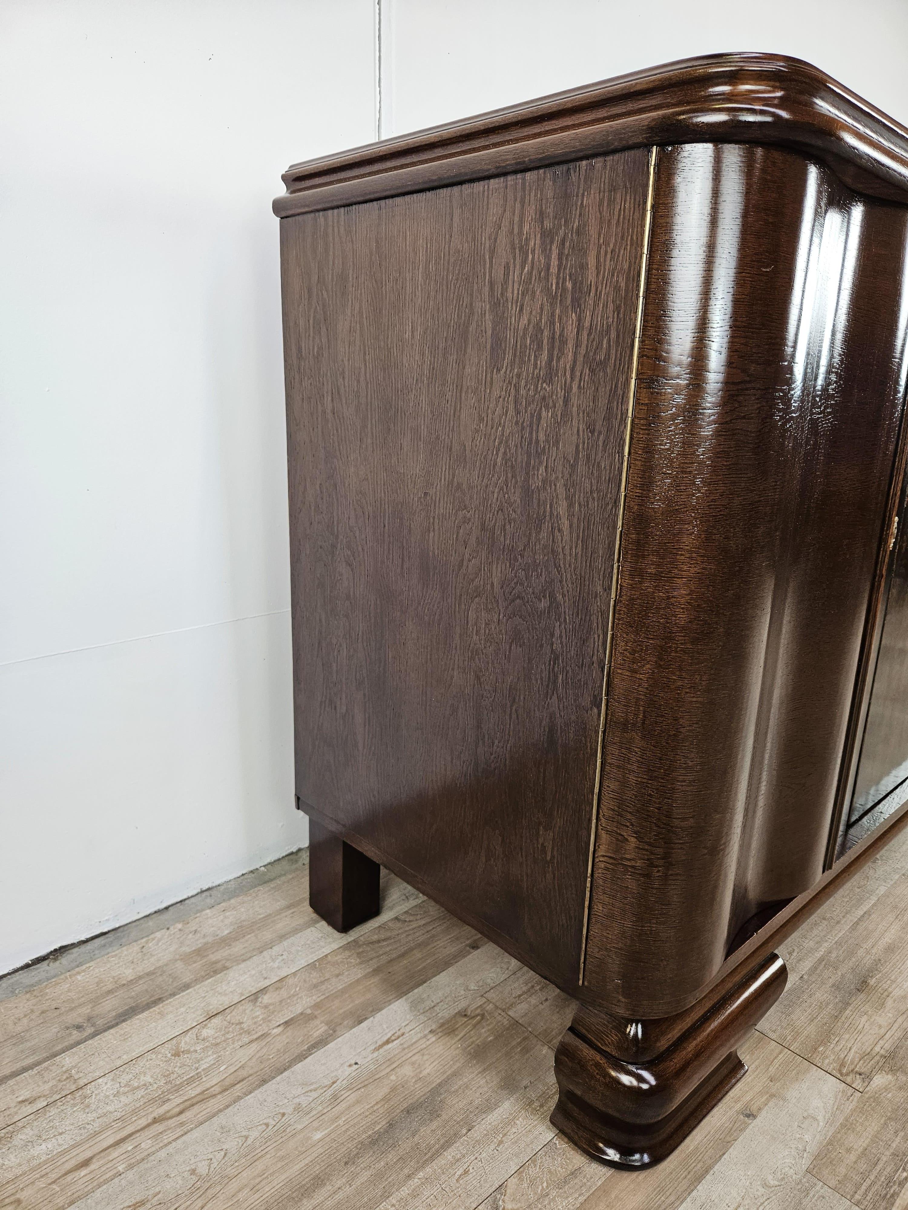 Buffet ancien d'origine allemande datant du début des années 1930, en chêne avec une petite tablette amovible en marbre près du sommet.

À l'intérieur de la porte de gauche se trouvent deux tiroirs solides et robustes en bruyère tuja avec un