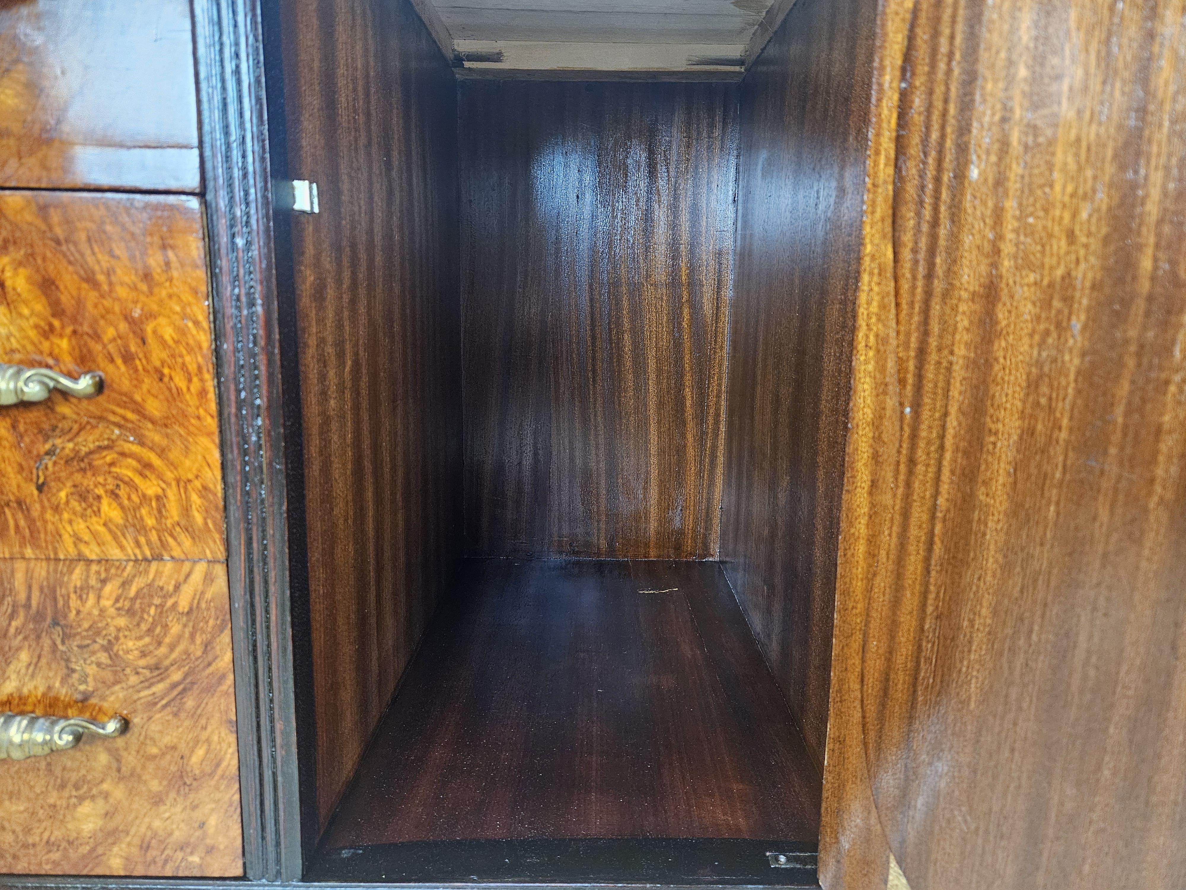 Large Art Deco sideboard in mahogany burl with maple inlays 20th century For Sale 9