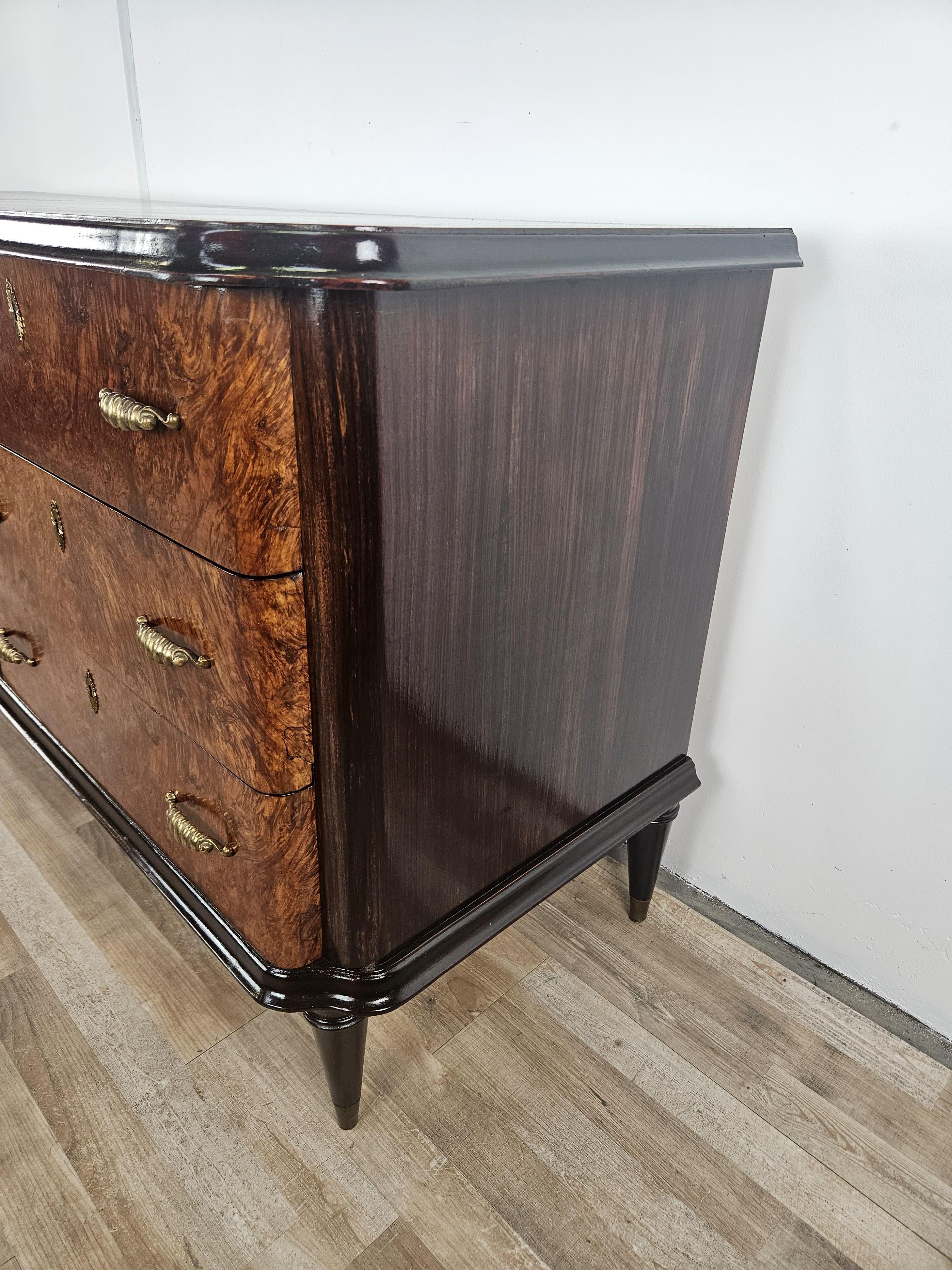 Large and important sideboard from the early 1950s in Art Deco style, of Italian manufacture distinguished by high quality and refinement.

The cabinet can also be used as a chest of drawers in a bedroom or hallway, paired with a pair of wall