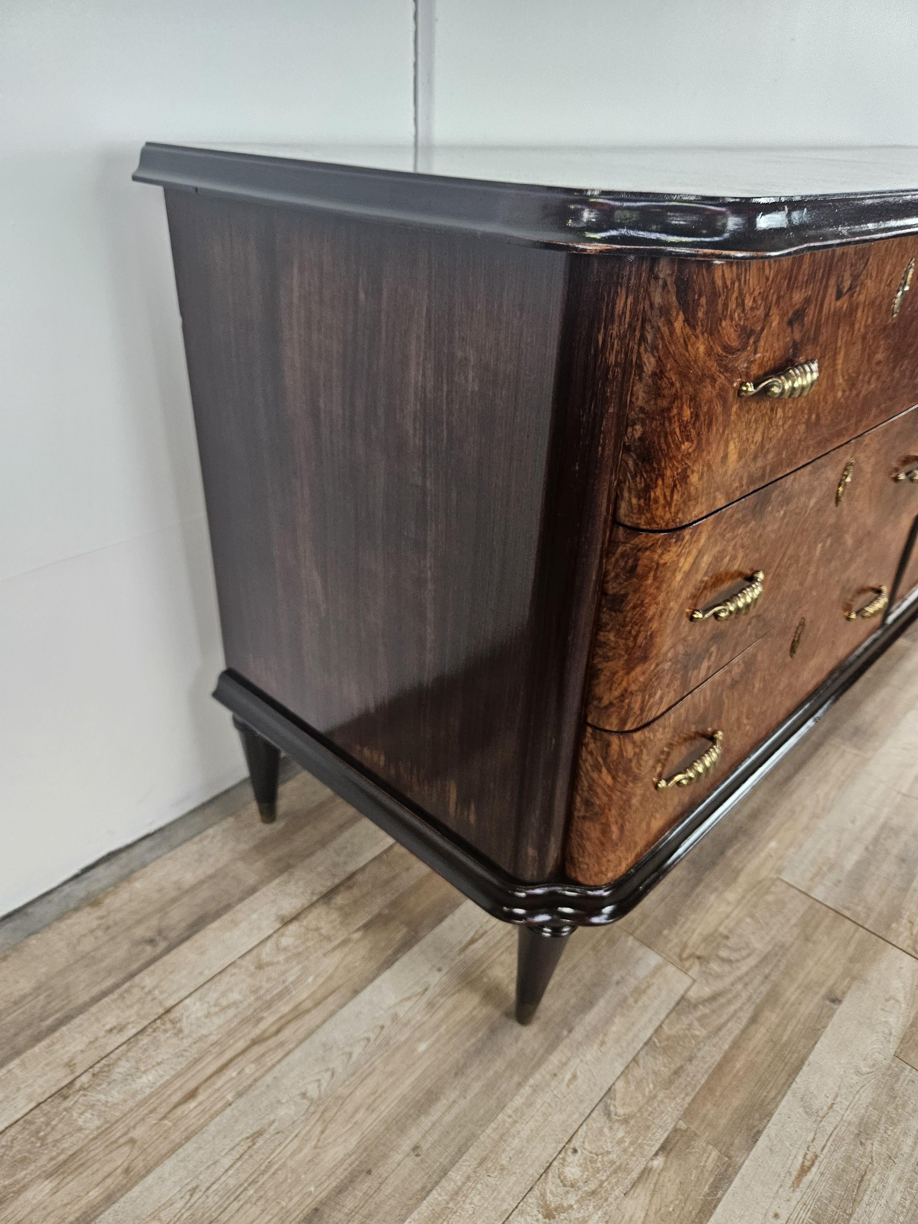 Italian Large Art Deco sideboard in mahogany burl with maple inlays 20th century For Sale