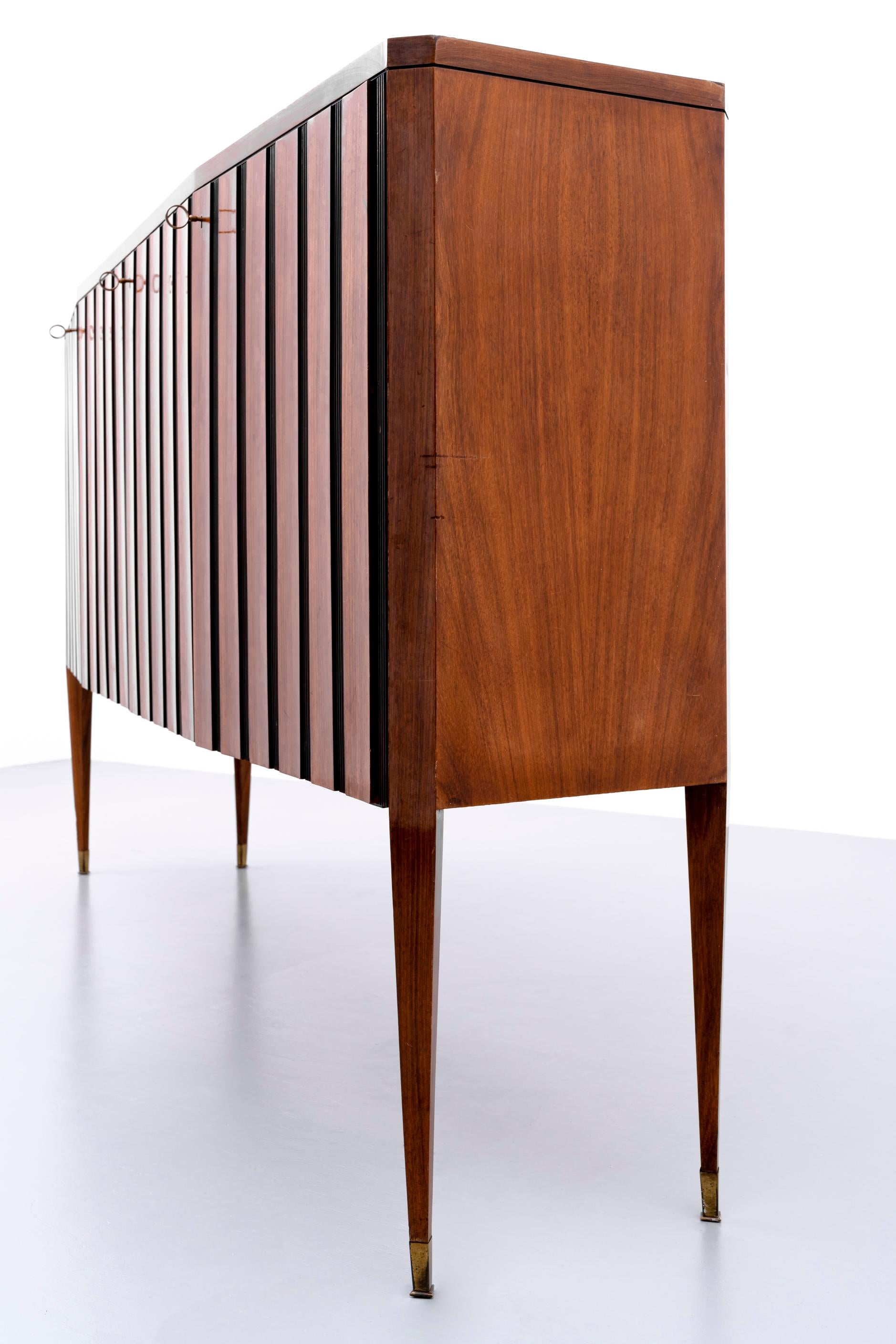 Mid-Century Modern Crédence Grande de Paolo Buffa en bois, laiton et verre, Italie, années 1950 en vente