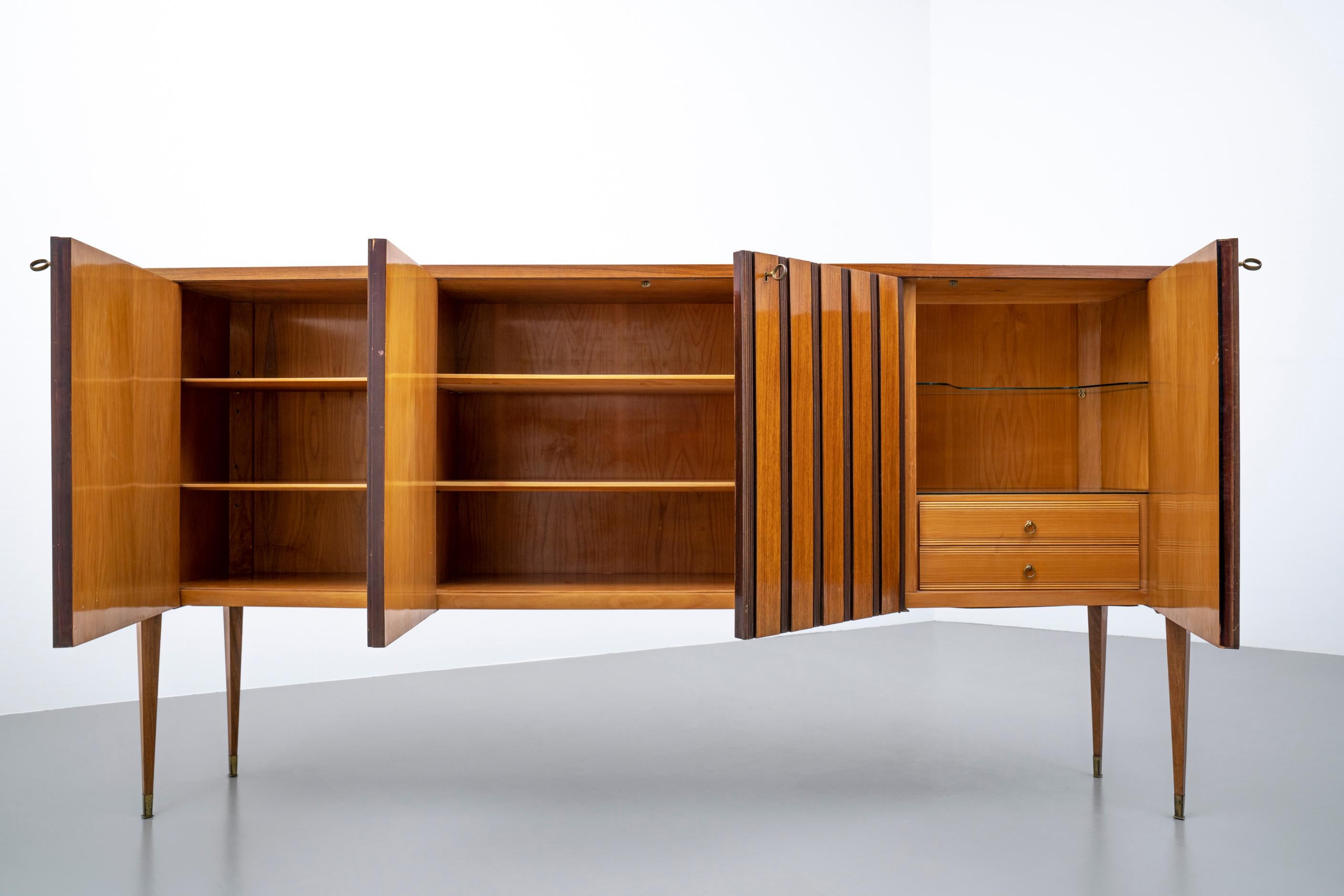 Grande Credenza by Paolo Buffa in Wood, Brass and Glass, Italy, 1950's In Good Condition For Sale In Amsterdam, NL