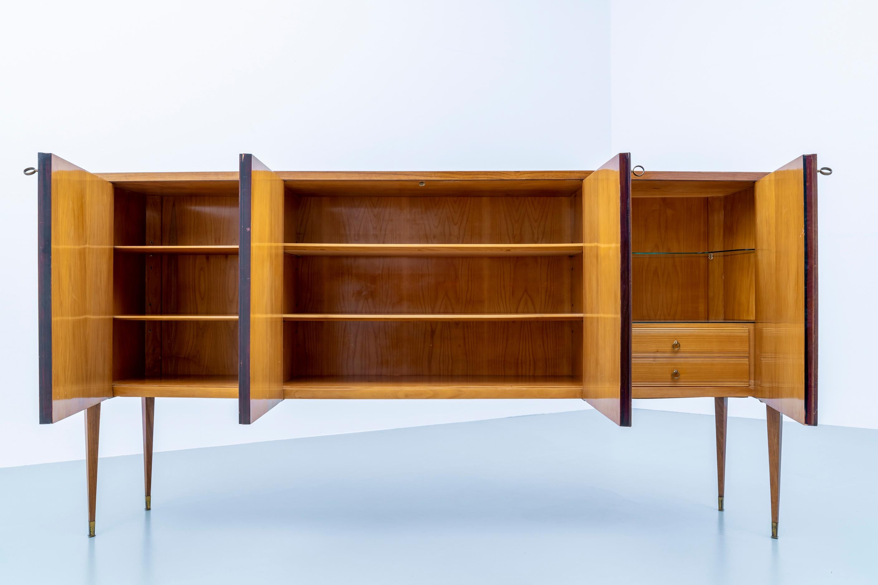 Grande Credenza by Paolo Buffa in Wood, Brass and Glass, Italy, 1950's For Sale 1