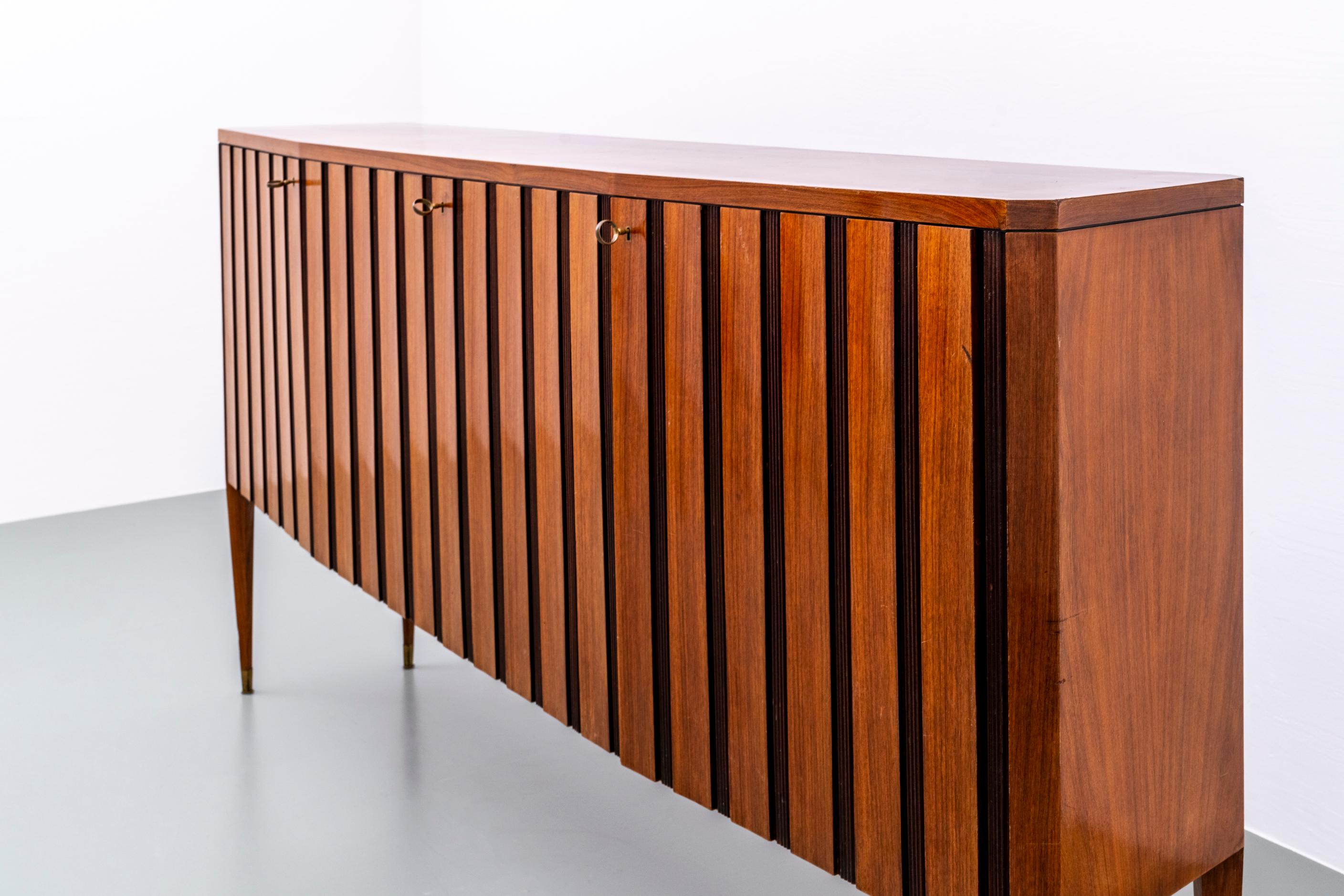 Grande Credenza by Paolo Buffa in Wood, Brass and Glass, Italy, 1950's For Sale 2