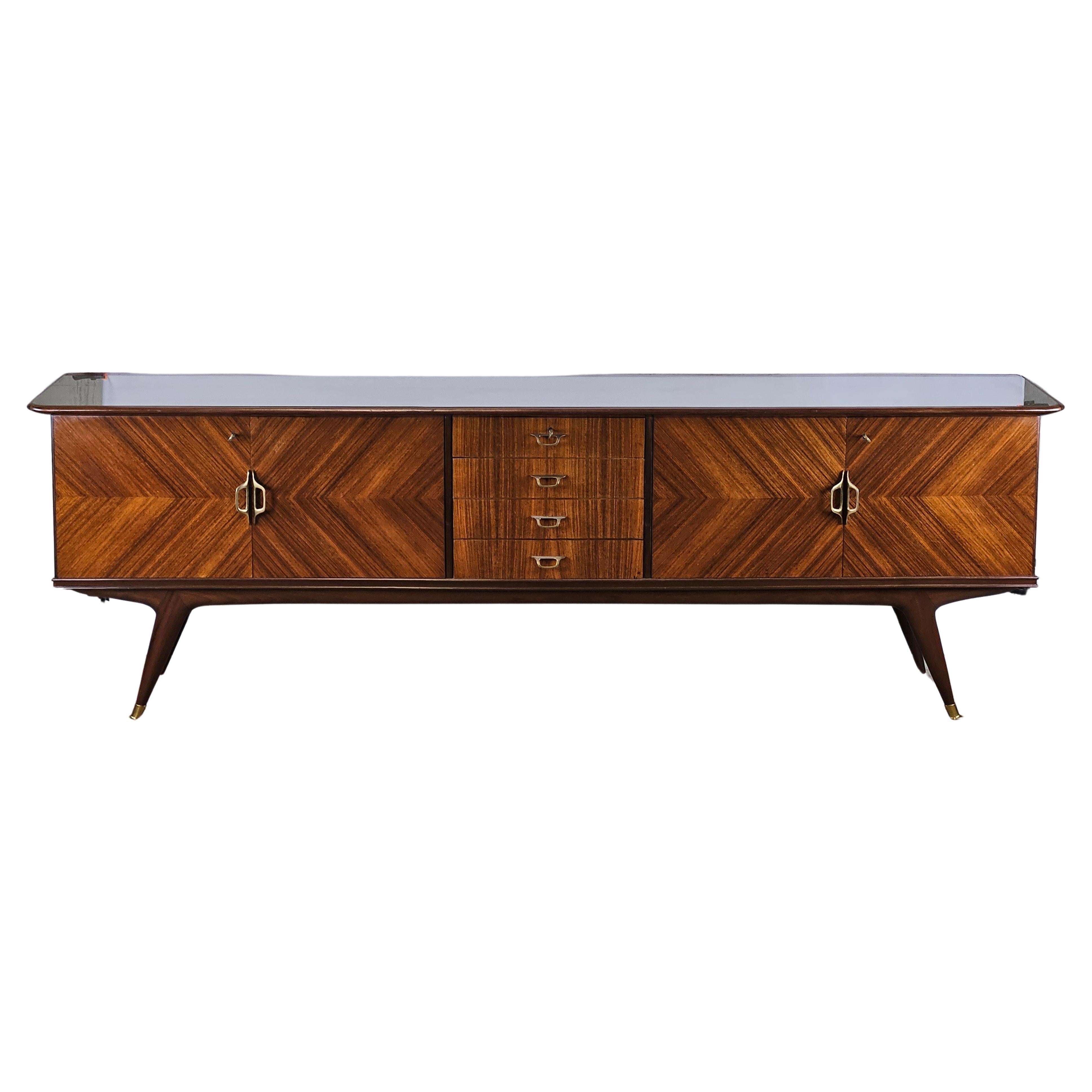 Grande credenza in noce anni '50 con maniglie in ottone For Sale at 1stDibs
