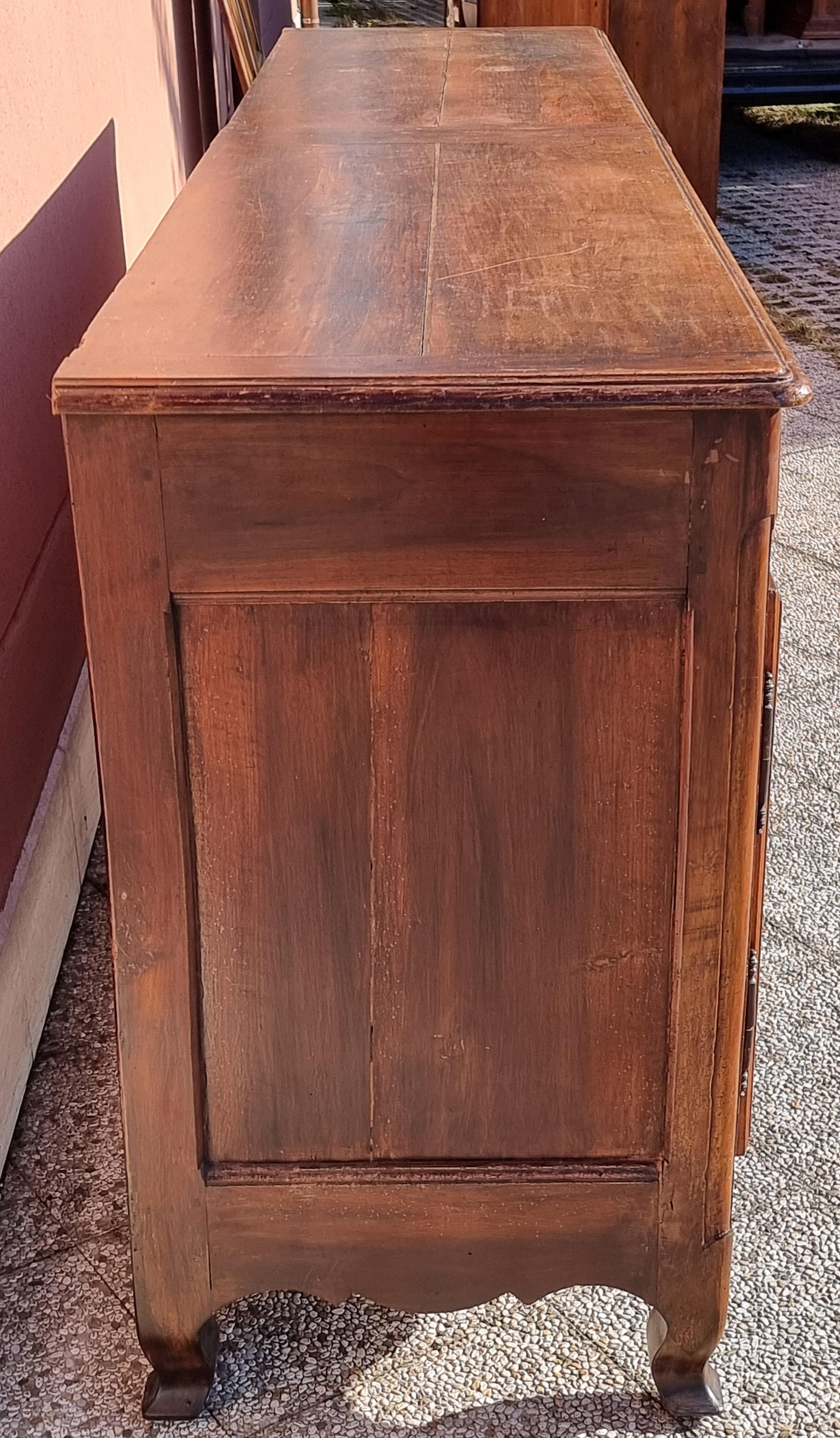 Large Provencal walnut sideboard, second half of the 18th century For Sale 2