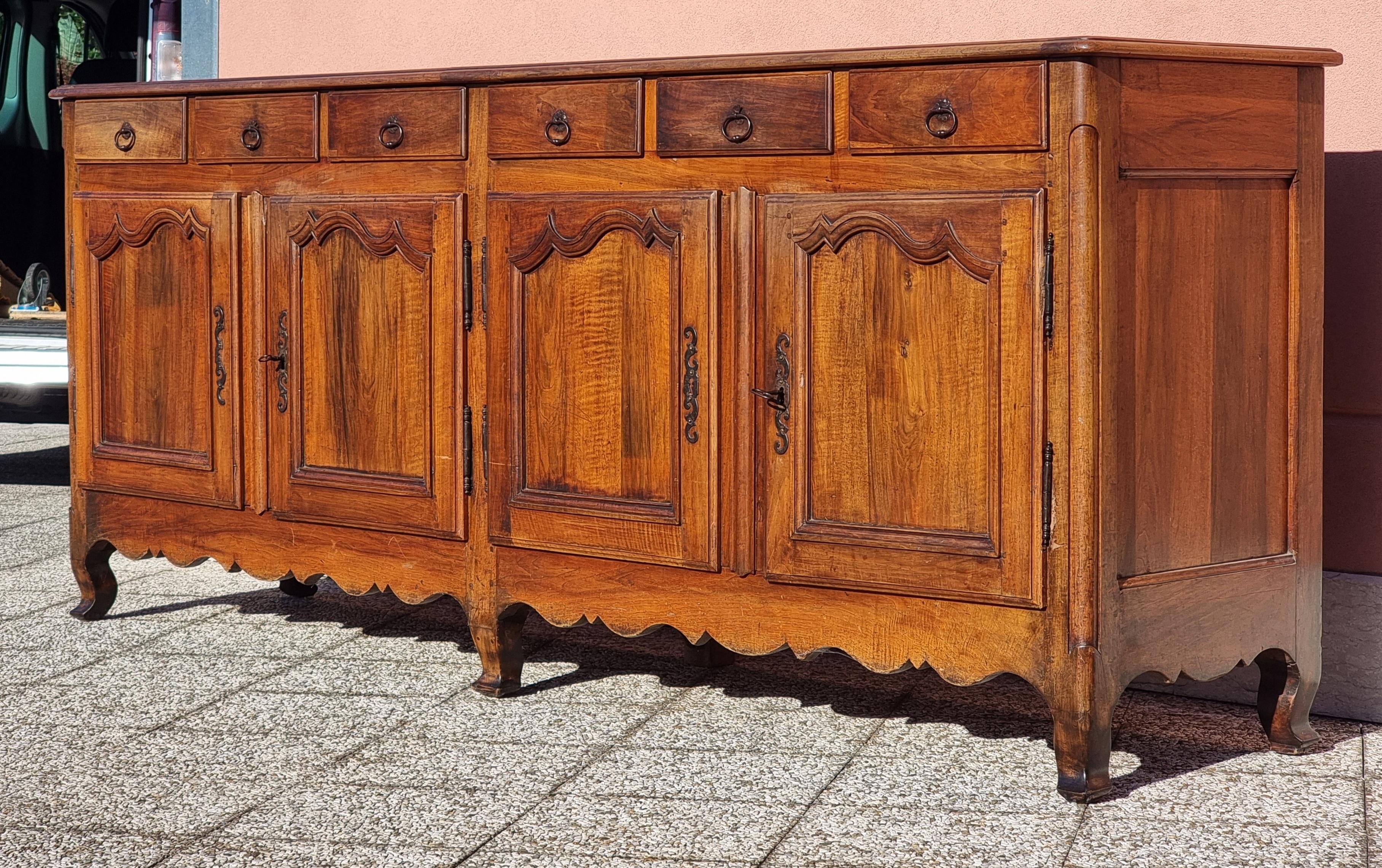 Large Provencal walnut sideboard, second half of the 18th century For Sale 4