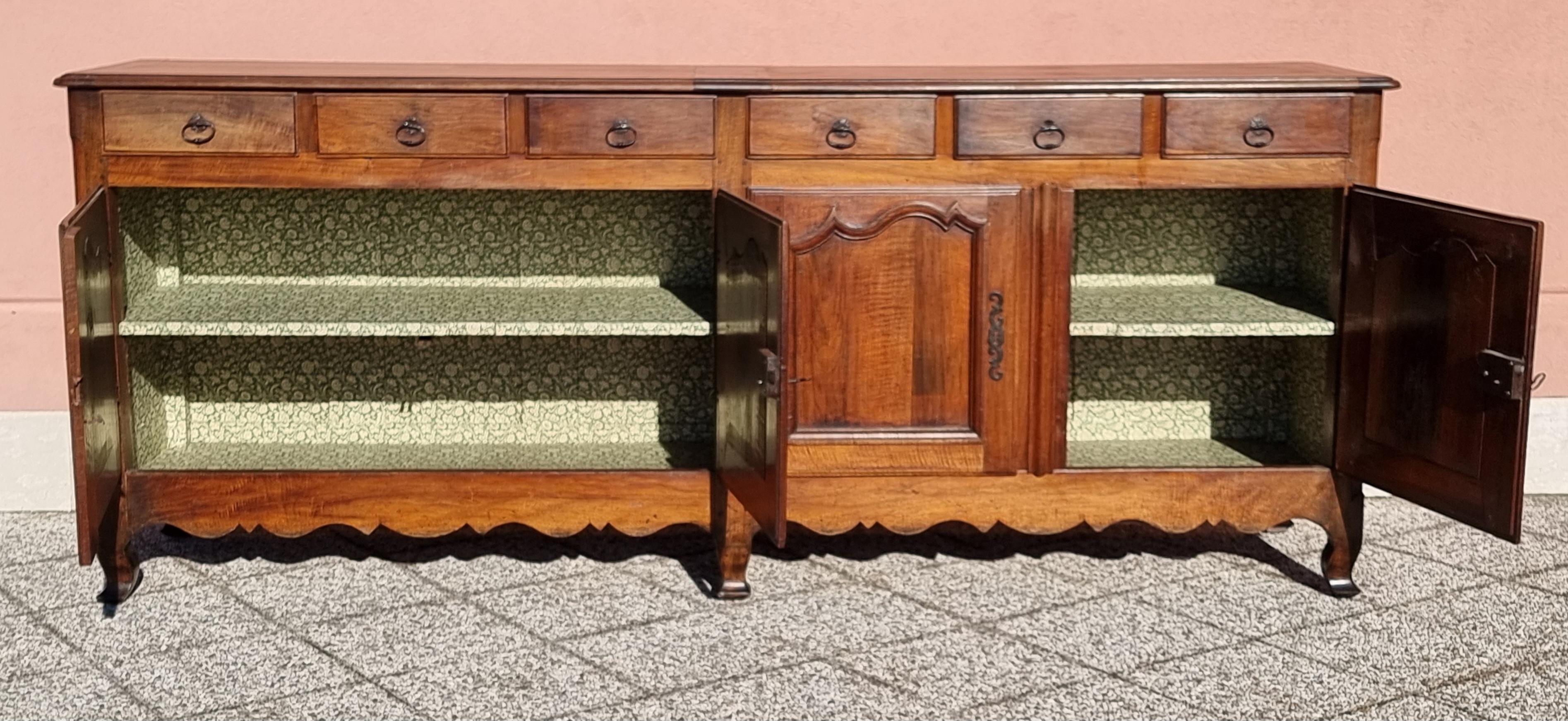 Large Provencal walnut sideboard, second half of the 18th century In Good Condition For Sale In Vicenza, IT