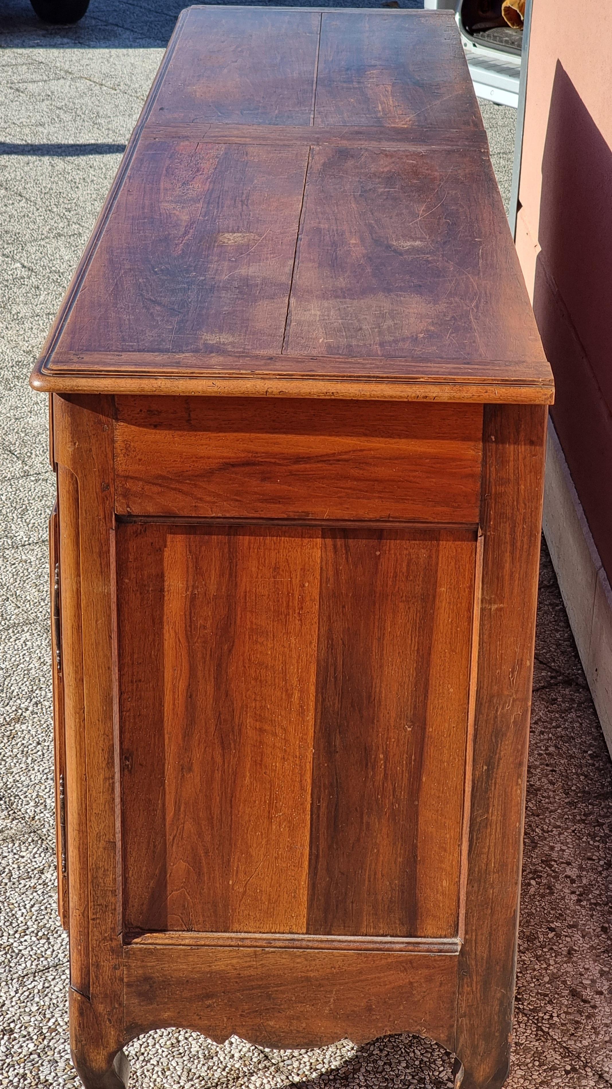 Large Provencal walnut sideboard, second half of the 18th century For Sale 1