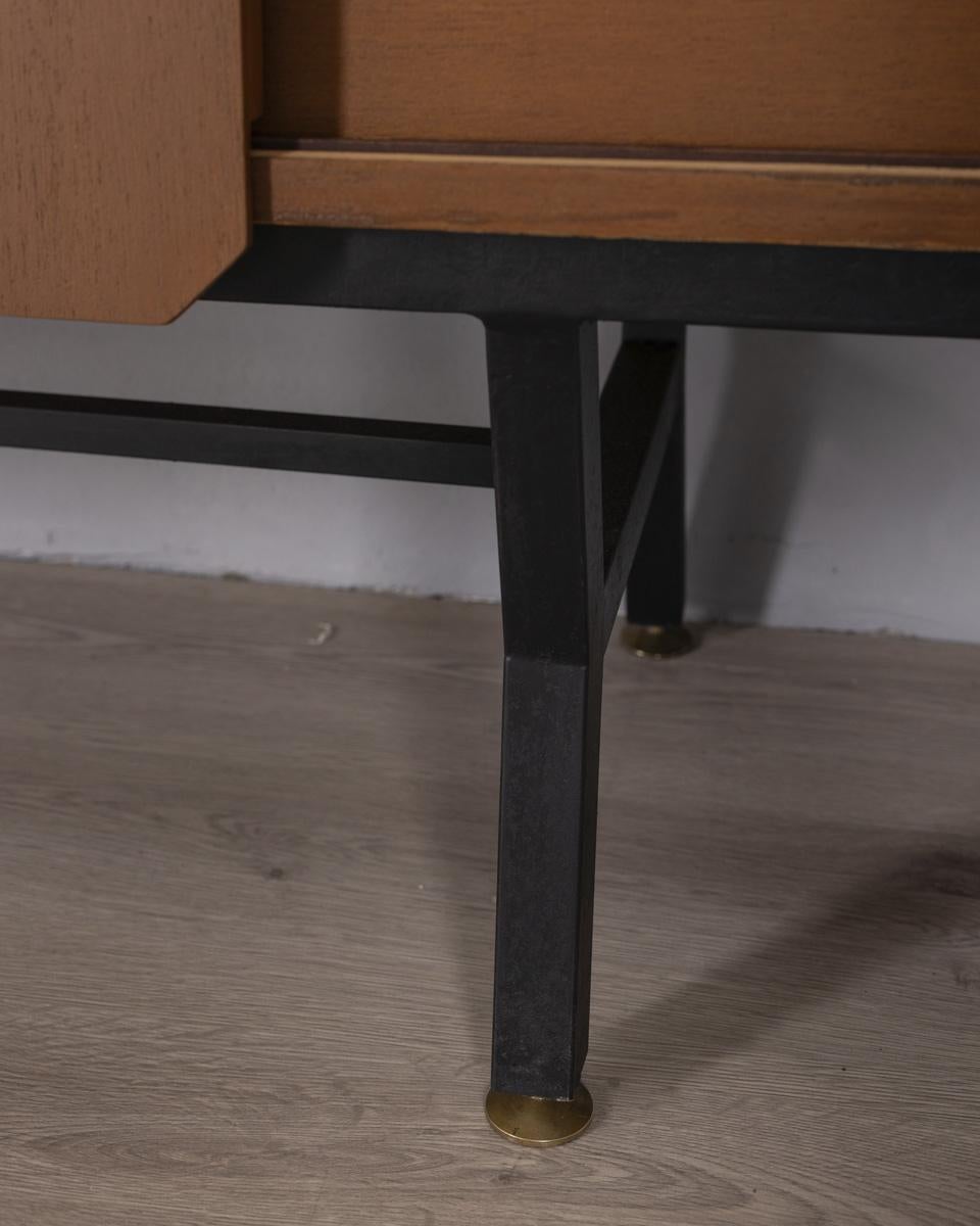Grande credenza sideboard vintage anni 60 in Teak e ottone design Italiano in vendita 4