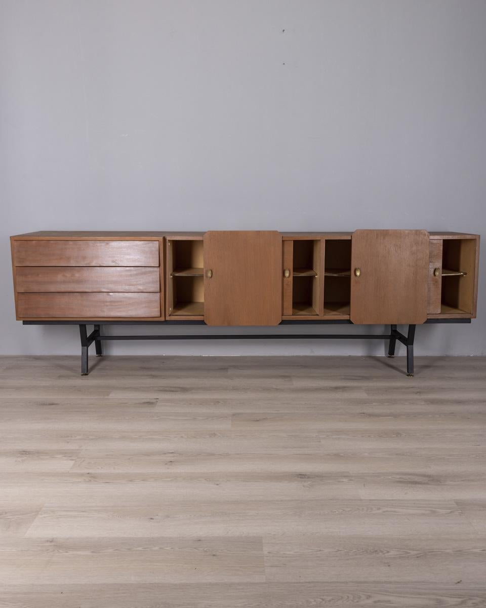 Grande credenza sideboard vintage anni 60 in Teak e ottone design Italiano in vendita 8