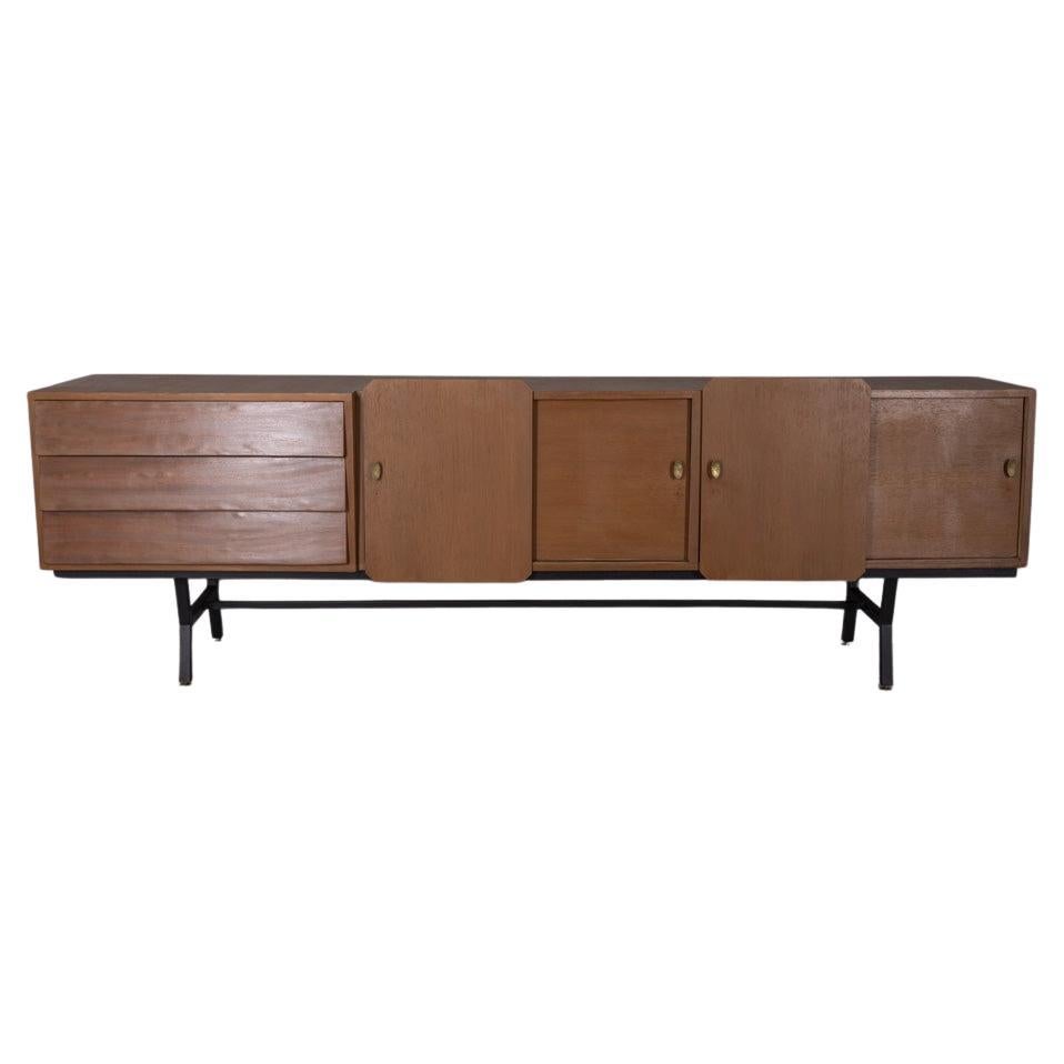 Grande credenza in teak con tre cassetti e quattro ante, piedini e maniglie in ottone dorato, design italiano, anni '60.

CONDIZIONE:
In buone condizioni, presenta segni di usura dovuti all'età.

DIMENSIONI:
Altezza 78 cm; Larghezza 250 cm;