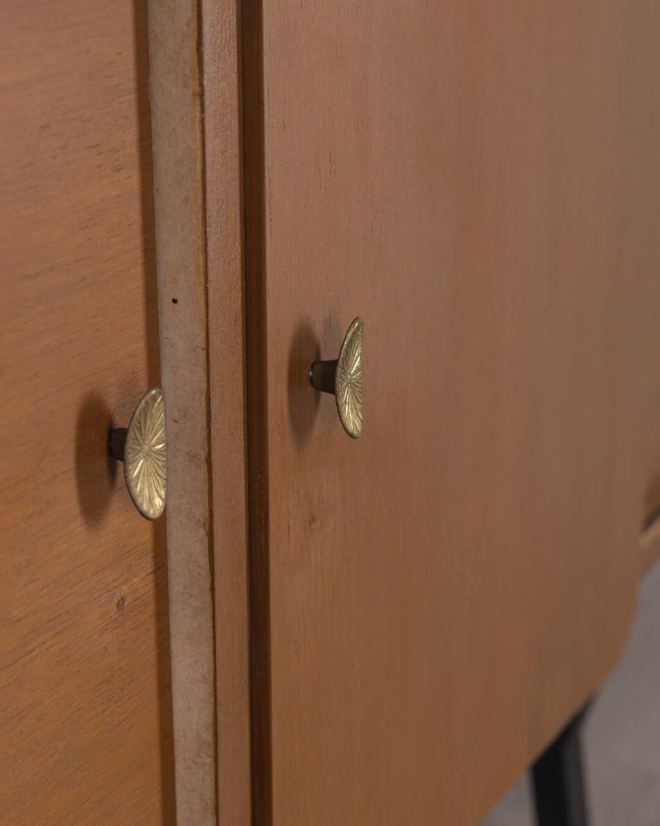 Grande credenza sideboard vintage anni 60 in Teak e ottone design Italiano In condizioni buone in vendita a None, IT